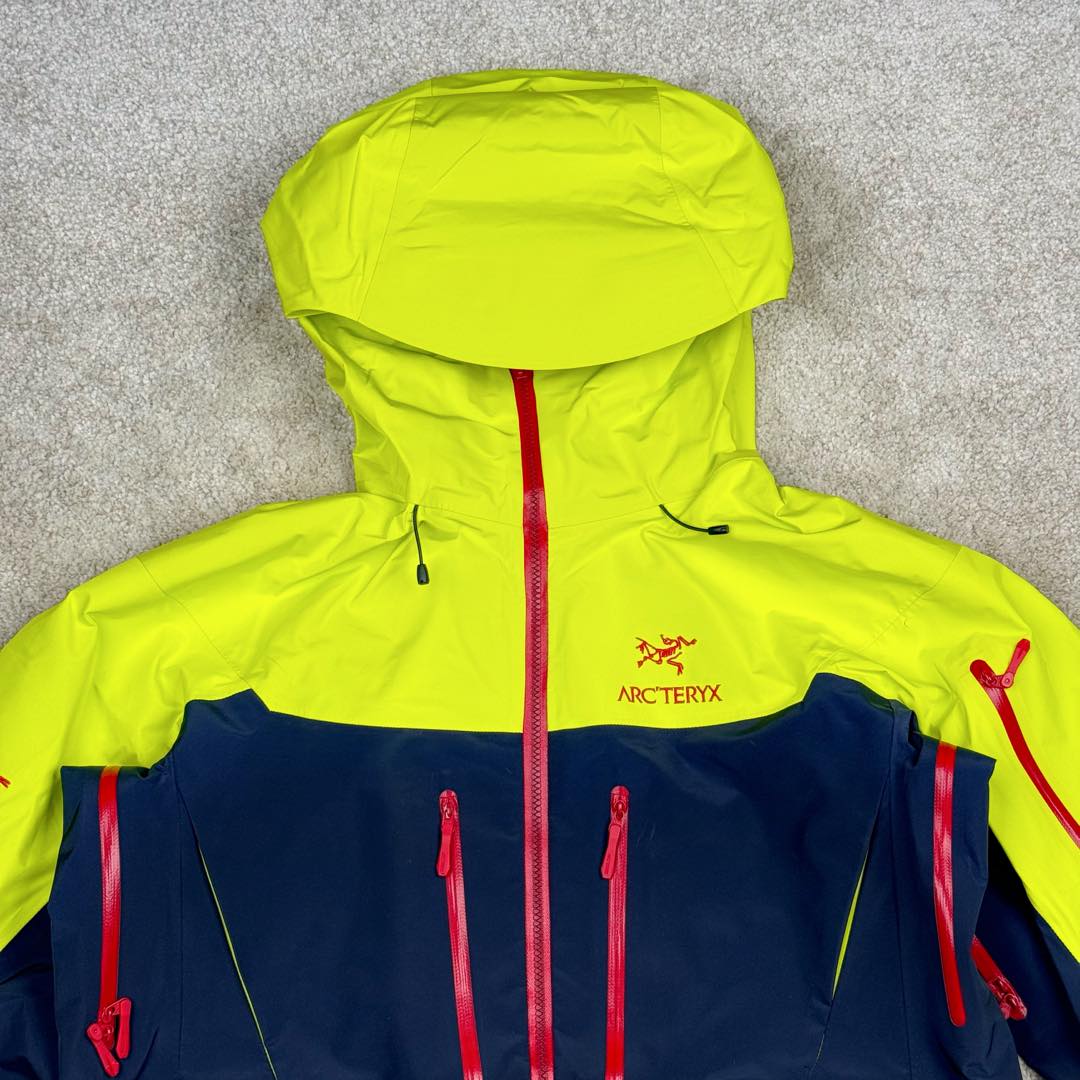 图片[5]-＃TZD Arcteryx Alpha SV 7 GORE-TEX Pro 始祖鸟第七代刺绣Logo图案休闲运动连帽拉链硬壳户外远足防水冲锋衣 龙年限定 台州顶级批次 现货供应 针对严酷的户外环境而设计 旨在为运动爱好者提供终极的保护 定制Bluesign认证的采用带经编背衬N40 P 3 LGORE-TEX面料 轻薄而耐磨，防风、防水且透气 三层复合 在高摩擦和易损坏的部位进行了加固处理 依照鸟核心科技E3D修身剪裁 整衣3D立体仿生学设计衣长臂弯 符合人体工程学剪裁原理 运动自如 采用YKK防水拉链 需要专业机器激光切割的弧形再用防水拉链热压合缝 定制拉链绳无色差竖纹打枣 刺绣采用进口TAJIMA机台加工 进口百灵达刺绣机器立体饱满 内膜高温压胶工艺 工人一小时才能压一件 做工精细全套辅料开模定制 水洗标吊卡齐全压胶工艺 带弹性帽沿锋帽 头盔兼容式风雪帽 兼容头盔视线自由单手可调节树脂拉链，加长孤形下摆 弹力设计 克防止寒气入侵等极端天气 锁住头部温度 轻便防水舒适柔软 这是鸟的匠心之作徒步系列从面料到做工细节都无可挑剔 尺码：S M L XL XXL-选品中心
