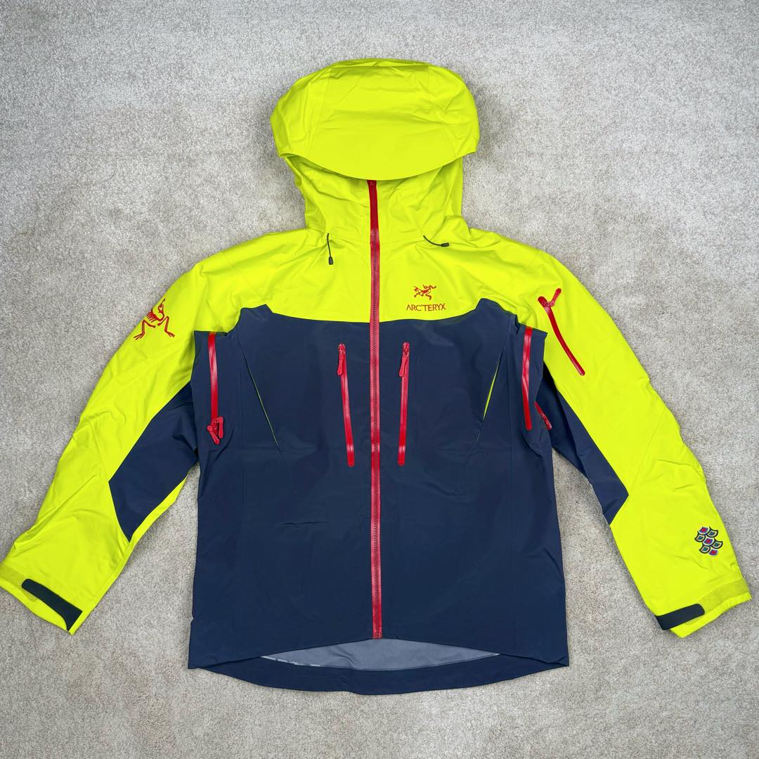＃TZD Arcteryx Alpha SV 7 GORE-TEX Pro 始祖鸟第七代刺绣Logo图案休闲运动连帽拉链硬壳户外远足防水冲锋衣 龙年限定 台州顶级批次 现货供应 针对严酷的户外环境而设计 旨在为运动爱好者提供终极的保护 定制Bluesign认证的采用带经编背衬N40 P 3 LGORE-TEX面料 轻薄而耐磨，防风、防水且透气 三层复合 在高摩擦和易损坏的部位进行了加固处理 依照鸟核心科技E3D修身剪裁 整衣3D立体仿生学设计衣长臂弯 符合人体工程学剪裁原理 运动自如 采用YKK防水拉链 需要专业机器激光切割的弧形再用防水拉链热压合缝 定制拉链绳无色差竖纹打枣 刺绣采用进口TAJIMA机台加工 进口百灵达刺绣机器立体饱满 内膜高温压胶工艺 工人一小时才能压一件 做工精细全套辅料开模定制 水洗标吊卡齐全压胶工艺 带弹性帽沿锋帽 头盔兼容式风雪帽 兼容头盔视线自由单手可调节树脂拉链，加长孤形下摆 弹力设计 克防止寒气入侵等极端天气 锁住头部温度 轻便防水舒适柔软 这是鸟的匠心之作徒步系列从面料到做工细节都无可挑剔 尺码：S M L XL XXL-选品中心