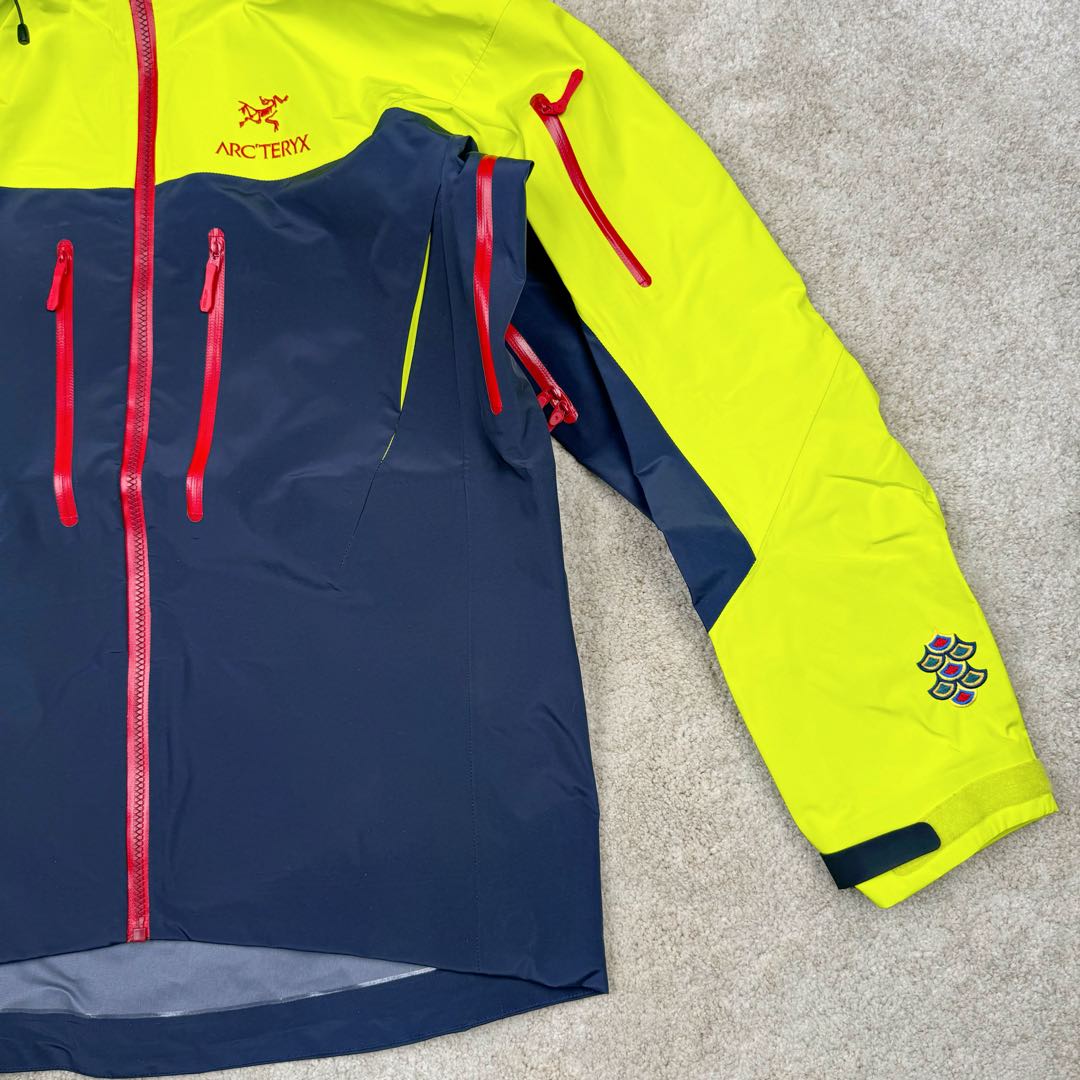 图片[8]-＃TZD Arcteryx Alpha SV 7 GORE-TEX Pro 始祖鸟第七代刺绣Logo图案休闲运动连帽拉链硬壳户外远足防水冲锋衣 龙年限定 台州顶级批次 现货供应 针对严酷的户外环境而设计 旨在为运动爱好者提供终极的保护 定制Bluesign认证的采用带经编背衬N40 P 3 LGORE-TEX面料 轻薄而耐磨，防风、防水且透气 三层复合 在高摩擦和易损坏的部位进行了加固处理 依照鸟核心科技E3D修身剪裁 整衣3D立体仿生学设计衣长臂弯 符合人体工程学剪裁原理 运动自如 采用YKK防水拉链 需要专业机器激光切割的弧形再用防水拉链热压合缝 定制拉链绳无色差竖纹打枣 刺绣采用进口TAJIMA机台加工 进口百灵达刺绣机器立体饱满 内膜高温压胶工艺 工人一小时才能压一件 做工精细全套辅料开模定制 水洗标吊卡齐全压胶工艺 带弹性帽沿锋帽 头盔兼容式风雪帽 兼容头盔视线自由单手可调节树脂拉链，加长孤形下摆 弹力设计 克防止寒气入侵等极端天气 锁住头部温度 轻便防水舒适柔软 这是鸟的匠心之作徒步系列从面料到做工细节都无可挑剔 尺码：S M L XL XXL-选品中心