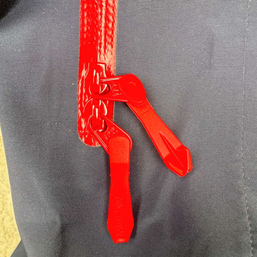 图片[14]-＃TZD Arcteryx Alpha SV 7 GORE-TEX Pro 始祖鸟第七代刺绣Logo图案休闲运动连帽拉链硬壳户外远足防水冲锋衣 龙年限定 台州顶级批次 现货供应 针对严酷的户外环境而设计 旨在为运动爱好者提供终极的保护 定制Bluesign认证的采用带经编背衬N40 P 3 LGORE-TEX面料 轻薄而耐磨，防风、防水且透气 三层复合 在高摩擦和易损坏的部位进行了加固处理 依照鸟核心科技E3D修身剪裁 整衣3D立体仿生学设计衣长臂弯 符合人体工程学剪裁原理 运动自如 采用YKK防水拉链 需要专业机器激光切割的弧形再用防水拉链热压合缝 定制拉链绳无色差竖纹打枣 刺绣采用进口TAJIMA机台加工 进口百灵达刺绣机器立体饱满 内膜高温压胶工艺 工人一小时才能压一件 做工精细全套辅料开模定制 水洗标吊卡齐全压胶工艺 带弹性帽沿锋帽 头盔兼容式风雪帽 兼容头盔视线自由单手可调节树脂拉链，加长孤形下摆 弹力设计 克防止寒气入侵等极端天气 锁住头部温度 轻便防水舒适柔软 这是鸟的匠心之作徒步系列从面料到做工细节都无可挑剔 尺码：S M L XL XXL-选品中心