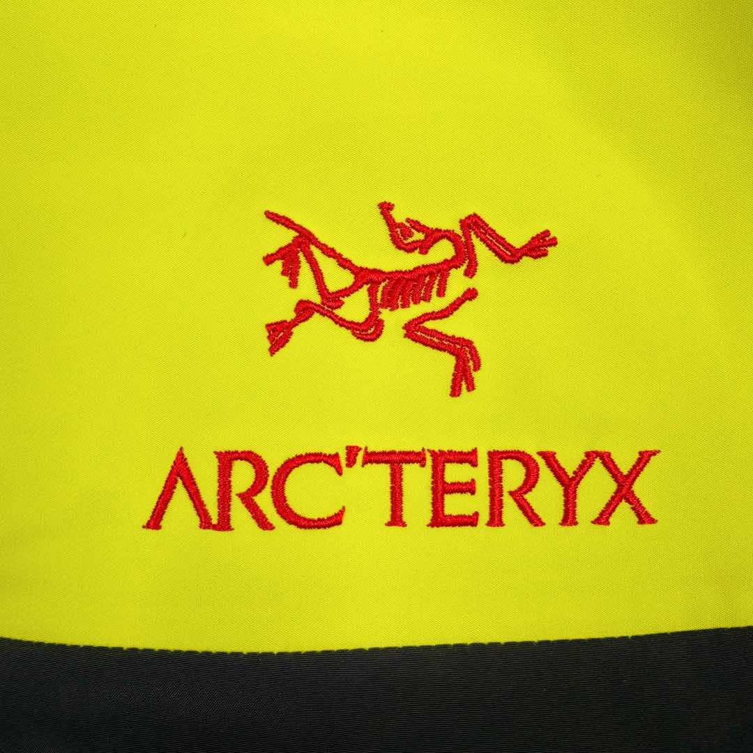图片[16]-＃TZD Arcteryx Alpha SV 7 GORE-TEX Pro 始祖鸟第七代刺绣Logo图案休闲运动连帽拉链硬壳户外远足防水冲锋衣 龙年限定 台州顶级批次 现货供应 针对严酷的户外环境而设计 旨在为运动爱好者提供终极的保护 定制Bluesign认证的采用带经编背衬N40 P 3 LGORE-TEX面料 轻薄而耐磨，防风、防水且透气 三层复合 在高摩擦和易损坏的部位进行了加固处理 依照鸟核心科技E3D修身剪裁 整衣3D立体仿生学设计衣长臂弯 符合人体工程学剪裁原理 运动自如 采用YKK防水拉链 需要专业机器激光切割的弧形再用防水拉链热压合缝 定制拉链绳无色差竖纹打枣 刺绣采用进口TAJIMA机台加工 进口百灵达刺绣机器立体饱满 内膜高温压胶工艺 工人一小时才能压一件 做工精细全套辅料开模定制 水洗标吊卡齐全压胶工艺 带弹性帽沿锋帽 头盔兼容式风雪帽 兼容头盔视线自由单手可调节树脂拉链，加长孤形下摆 弹力设计 克防止寒气入侵等极端天气 锁住头部温度 轻便防水舒适柔软 这是鸟的匠心之作徒步系列从面料到做工细节都无可挑剔 尺码：S M L XL XXL-选品中心