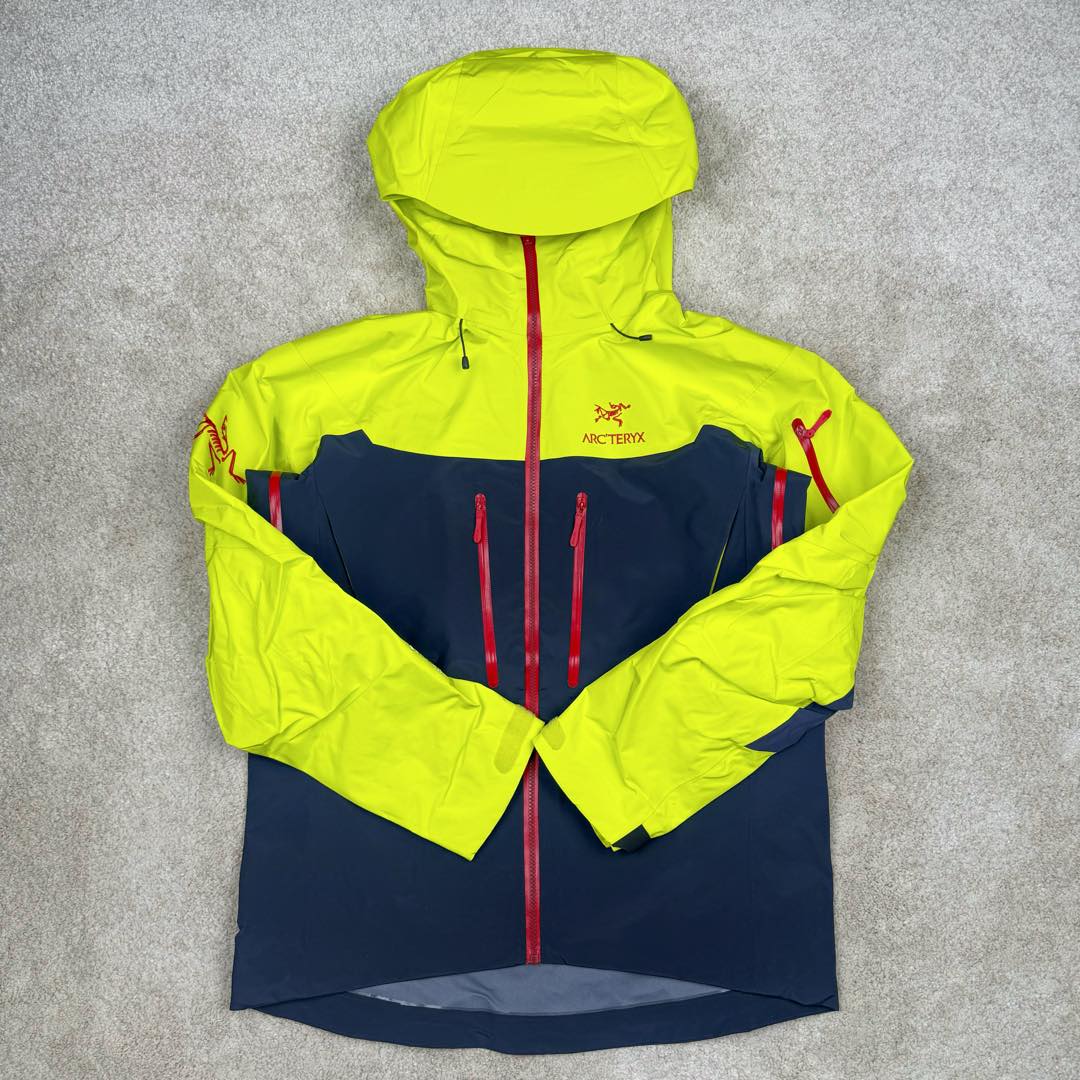 图片[2]-＃TZD Arcteryx Alpha SV 7 GORE-TEX Pro 始祖鸟第七代刺绣Logo图案休闲运动连帽拉链硬壳户外远足防水冲锋衣 龙年限定 台州顶级批次 现货供应 针对严酷的户外环境而设计 旨在为运动爱好者提供终极的保护 定制Bluesign认证的采用带经编背衬N40 P 3 LGORE-TEX面料 轻薄而耐磨，防风、防水且透气 三层复合 在高摩擦和易损坏的部位进行了加固处理 依照鸟核心科技E3D修身剪裁 整衣3D立体仿生学设计衣长臂弯 符合人体工程学剪裁原理 运动自如 采用YKK防水拉链 需要专业机器激光切割的弧形再用防水拉链热压合缝 定制拉链绳无色差竖纹打枣 刺绣采用进口TAJIMA机台加工 进口百灵达刺绣机器立体饱满 内膜高温压胶工艺 工人一小时才能压一件 做工精细全套辅料开模定制 水洗标吊卡齐全压胶工艺 带弹性帽沿锋帽 头盔兼容式风雪帽 兼容头盔视线自由单手可调节树脂拉链，加长孤形下摆 弹力设计 克防止寒气入侵等极端天气 锁住头部温度 轻便防水舒适柔软 这是鸟的匠心之作徒步系列从面料到做工细节都无可挑剔 尺码：S M L XL XXL-选品中心