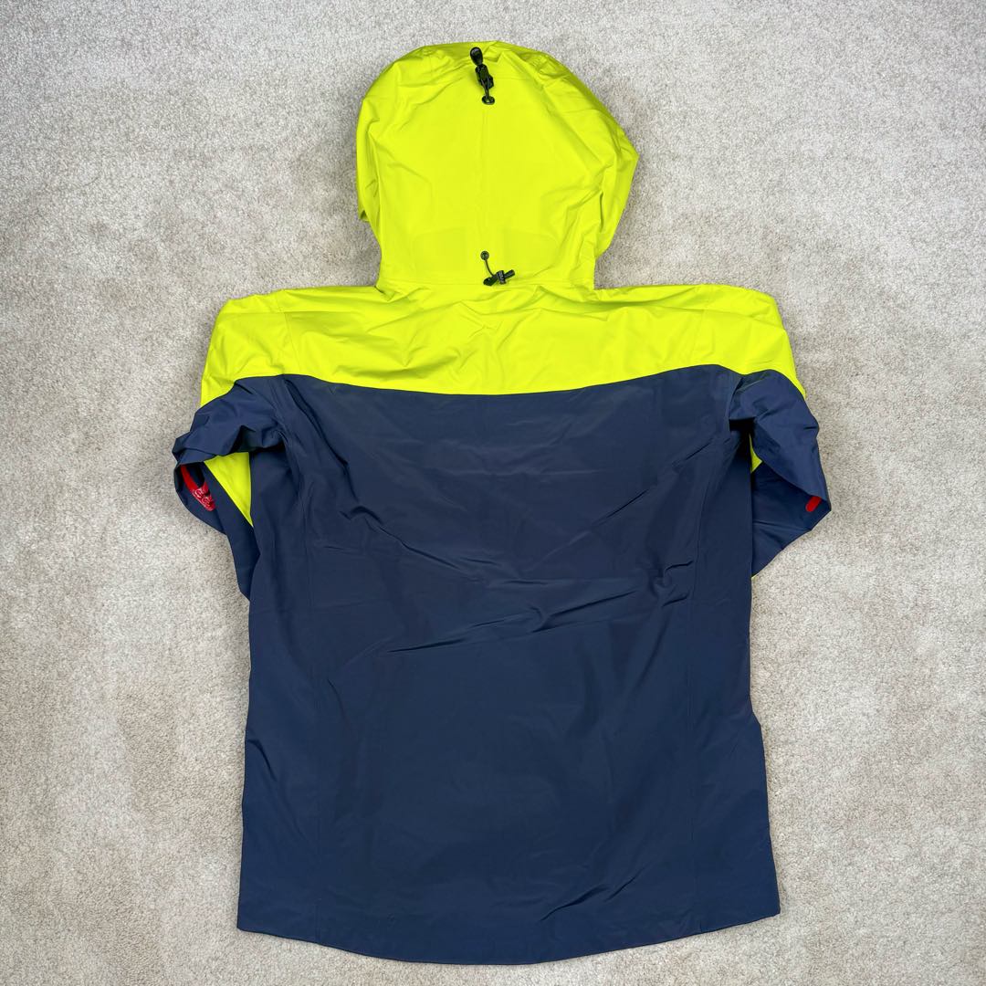 图片[3]-＃TZD Arcteryx Alpha SV 7 GORE-TEX Pro 始祖鸟第七代刺绣Logo图案休闲运动连帽拉链硬壳户外远足防水冲锋衣 龙年限定 台州顶级批次 现货供应 针对严酷的户外环境而设计 旨在为运动爱好者提供终极的保护 定制Bluesign认证的采用带经编背衬N40 P 3 LGORE-TEX面料 轻薄而耐磨，防风、防水且透气 三层复合 在高摩擦和易损坏的部位进行了加固处理 依照鸟核心科技E3D修身剪裁 整衣3D立体仿生学设计衣长臂弯 符合人体工程学剪裁原理 运动自如 采用YKK防水拉链 需要专业机器激光切割的弧形再用防水拉链热压合缝 定制拉链绳无色差竖纹打枣 刺绣采用进口TAJIMA机台加工 进口百灵达刺绣机器立体饱满 内膜高温压胶工艺 工人一小时才能压一件 做工精细全套辅料开模定制 水洗标吊卡齐全压胶工艺 带弹性帽沿锋帽 头盔兼容式风雪帽 兼容头盔视线自由单手可调节树脂拉链，加长孤形下摆 弹力设计 克防止寒气入侵等极端天气 锁住头部温度 轻便防水舒适柔软 这是鸟的匠心之作徒步系列从面料到做工细节都无可挑剔 尺码：S M L XL XXL-选品中心