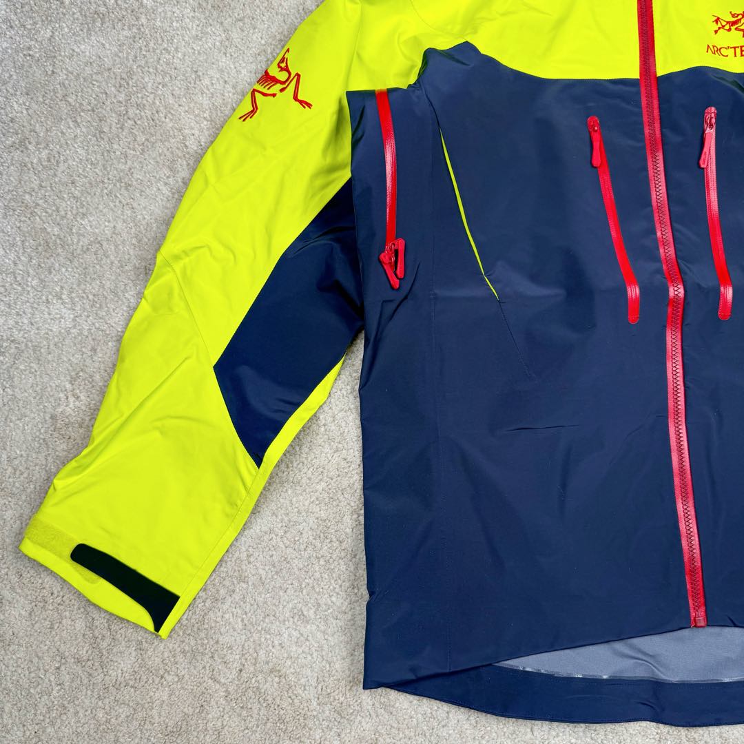 图片[7]-＃TZD Arcteryx Alpha SV 7 GORE-TEX Pro 始祖鸟第七代刺绣Logo图案休闲运动连帽拉链硬壳户外远足防水冲锋衣 龙年限定 台州顶级批次 现货供应 针对严酷的户外环境而设计 旨在为运动爱好者提供终极的保护 定制Bluesign认证的采用带经编背衬N40 P 3 LGORE-TEX面料 轻薄而耐磨，防风、防水且透气 三层复合 在高摩擦和易损坏的部位进行了加固处理 依照鸟核心科技E3D修身剪裁 整衣3D立体仿生学设计衣长臂弯 符合人体工程学剪裁原理 运动自如 采用YKK防水拉链 需要专业机器激光切割的弧形再用防水拉链热压合缝 定制拉链绳无色差竖纹打枣 刺绣采用进口TAJIMA机台加工 进口百灵达刺绣机器立体饱满 内膜高温压胶工艺 工人一小时才能压一件 做工精细全套辅料开模定制 水洗标吊卡齐全压胶工艺 带弹性帽沿锋帽 头盔兼容式风雪帽 兼容头盔视线自由单手可调节树脂拉链，加长孤形下摆 弹力设计 克防止寒气入侵等极端天气 锁住头部温度 轻便防水舒适柔软 这是鸟的匠心之作徒步系列从面料到做工细节都无可挑剔 尺码：S M L XL XXL-选品中心