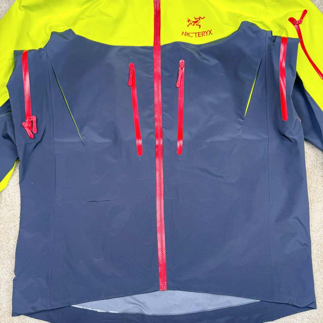 图片[6]-＃TZD Arcteryx Alpha SV 7 GORE-TEX Pro 始祖鸟第七代刺绣Logo图案休闲运动连帽拉链硬壳户外远足防水冲锋衣 龙年限定 台州顶级批次 现货供应 针对严酷的户外环境而设计 旨在为运动爱好者提供终极的保护 定制Bluesign认证的采用带经编背衬N40 P 3 LGORE-TEX面料 轻薄而耐磨，防风、防水且透气 三层复合 在高摩擦和易损坏的部位进行了加固处理 依照鸟核心科技E3D修身剪裁 整衣3D立体仿生学设计衣长臂弯 符合人体工程学剪裁原理 运动自如 采用YKK防水拉链 需要专业机器激光切割的弧形再用防水拉链热压合缝 定制拉链绳无色差竖纹打枣 刺绣采用进口TAJIMA机台加工 进口百灵达刺绣机器立体饱满 内膜高温压胶工艺 工人一小时才能压一件 做工精细全套辅料开模定制 水洗标吊卡齐全压胶工艺 带弹性帽沿锋帽 头盔兼容式风雪帽 兼容头盔视线自由单手可调节树脂拉链，加长孤形下摆 弹力设计 克防止寒气入侵等极端天气 锁住头部温度 轻便防水舒适柔软 这是鸟的匠心之作徒步系列从面料到做工细节都无可挑剔 尺码：S M L XL XXL-选品中心