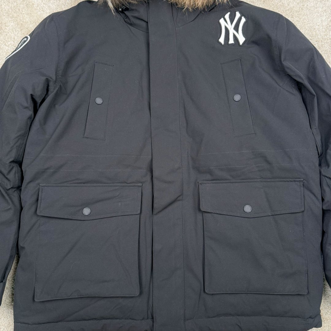 图片[5]-＃暖冬福利 MLB 基础徽标系列纽约洋基队字母Logo徽标嘻哈街头风毛领连帽羽绒服 2023S专柜同步发售MLB爆款（毛领可拆卸）现货重磅大牛货! 经典出韩国款，保暖性好，不挑身材， 胸前独有的刺绣技法呈现经典LOGO；胸前logo，足够重工刺绣是客供的，需要单独定制，然后一个一个刺绣在衣服上，非常厚实。360度都有立体饱满的感觉！！ 客供防水尼龙面料，增加耐磨程度，还有防水功能。遇到突发雨雪天气，也不用担心会淋湿包内物品，大大的一件超有安全感~ 这种穿着就是放心，可以随便折腾。保暖出众 并且设有防钻绒内衬 严密包裹羽绒，有效防止钻绒跑毛 此款采用进口面料、MLB是潮牌的不二选择，此款设计不失潮流还户外百搭。尺码：XS S M L XL XXL-选品中心