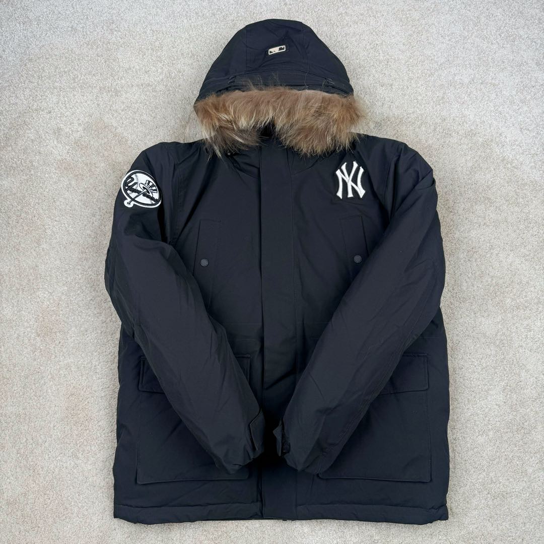 图片[2]-＃暖冬福利 MLB 基础徽标系列纽约洋基队字母Logo徽标嘻哈街头风毛领连帽羽绒服 2023S专柜同步发售MLB爆款（毛领可拆卸）现货重磅大牛货! 经典出韩国款，保暖性好，不挑身材， 胸前独有的刺绣技法呈现经典LOGO；胸前logo，足够重工刺绣是客供的，需要单独定制，然后一个一个刺绣在衣服上，非常厚实。360度都有立体饱满的感觉！！ 客供防水尼龙面料，增加耐磨程度，还有防水功能。遇到突发雨雪天气，也不用担心会淋湿包内物品，大大的一件超有安全感~ 这种穿着就是放心，可以随便折腾。保暖出众 并且设有防钻绒内衬 严密包裹羽绒，有效防止钻绒跑毛 此款采用进口面料、MLB是潮牌的不二选择，此款设计不失潮流还户外百搭。尺码：XS S M L XL XXL-选品中心