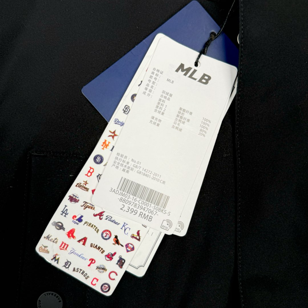 图片[12]-＃暖冬福利 MLB 基础徽标系列纽约洋基队字母Logo徽标嘻哈街头风毛领连帽羽绒服 2023S专柜同步发售MLB爆款（毛领可拆卸）现货重磅大牛货! 经典出韩国款，保暖性好，不挑身材， 胸前独有的刺绣技法呈现经典LOGO；胸前logo，足够重工刺绣是客供的，需要单独定制，然后一个一个刺绣在衣服上，非常厚实。360度都有立体饱满的感觉！！ 客供防水尼龙面料，增加耐磨程度，还有防水功能。遇到突发雨雪天气，也不用担心会淋湿包内物品，大大的一件超有安全感~ 这种穿着就是放心，可以随便折腾。保暖出众 并且设有防钻绒内衬 严密包裹羽绒，有效防止钻绒跑毛 此款采用进口面料、MLB是潮牌的不二选择，此款设计不失潮流还户外百搭。尺码：XS S M L XL XXL-选品中心