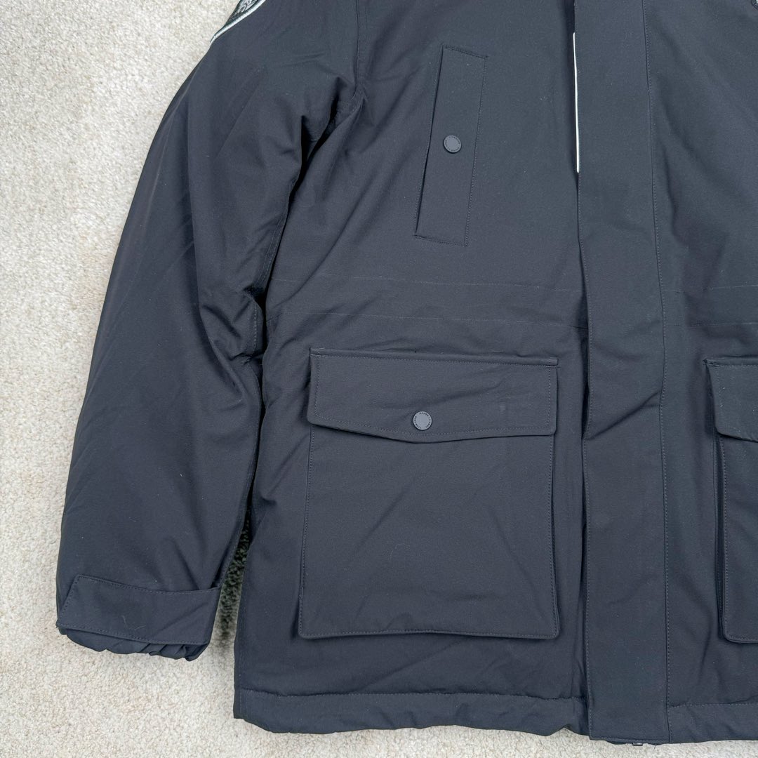 图片[6]-＃暖冬福利 MLB 基础徽标系列纽约洋基队字母Logo徽标嘻哈街头风毛领连帽羽绒服 2023S专柜同步发售MLB爆款（毛领可拆卸）现货重磅大牛货! 经典出韩国款，保暖性好，不挑身材， 胸前独有的刺绣技法呈现经典LOGO；胸前logo，足够重工刺绣是客供的，需要单独定制，然后一个一个刺绣在衣服上，非常厚实。360度都有立体饱满的感觉！！ 客供防水尼龙面料，增加耐磨程度，还有防水功能。遇到突发雨雪天气，也不用担心会淋湿包内物品，大大的一件超有安全感~ 这种穿着就是放心，可以随便折腾。保暖出众 并且设有防钻绒内衬 严密包裹羽绒，有效防止钻绒跑毛 此款采用进口面料、MLB是潮牌的不二选择，此款设计不失潮流还户外百搭。尺码：XS S M L XL XXL-选品中心