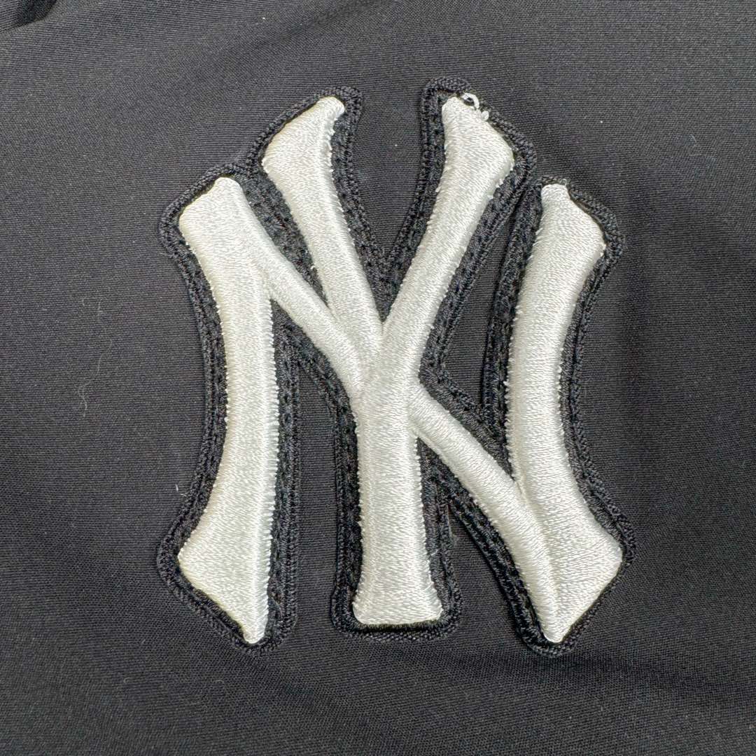 图片[10]-＃暖冬福利 MLB 基础徽标系列纽约洋基队字母Logo徽标嘻哈街头风毛领连帽羽绒服 2023S专柜同步发售MLB爆款（毛领可拆卸）现货重磅大牛货! 经典出韩国款，保暖性好，不挑身材， 胸前独有的刺绣技法呈现经典LOGO；胸前logo，足够重工刺绣是客供的，需要单独定制，然后一个一个刺绣在衣服上，非常厚实。360度都有立体饱满的感觉！！ 客供防水尼龙面料，增加耐磨程度，还有防水功能。遇到突发雨雪天气，也不用担心会淋湿包内物品，大大的一件超有安全感~ 这种穿着就是放心，可以随便折腾。保暖出众 并且设有防钻绒内衬 严密包裹羽绒，有效防止钻绒跑毛 此款采用进口面料、MLB是潮牌的不二选择，此款设计不失潮流还户外百搭。尺码：XS S M L XL XXL-选品中心