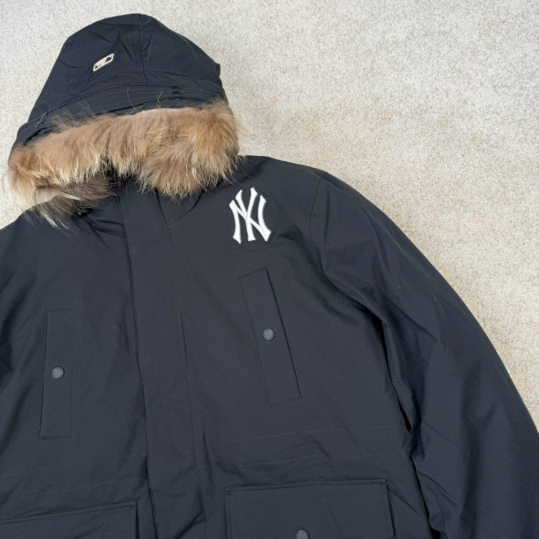 图片[8]-＃暖冬福利 MLB 基础徽标系列纽约洋基队字母Logo徽标嘻哈街头风毛领连帽羽绒服 2023S专柜同步发售MLB爆款（毛领可拆卸）现货重磅大牛货! 经典出韩国款，保暖性好，不挑身材， 胸前独有的刺绣技法呈现经典LOGO；胸前logo，足够重工刺绣是客供的，需要单独定制，然后一个一个刺绣在衣服上，非常厚实。360度都有立体饱满的感觉！！ 客供防水尼龙面料，增加耐磨程度，还有防水功能。遇到突发雨雪天气，也不用担心会淋湿包内物品，大大的一件超有安全感~ 这种穿着就是放心，可以随便折腾。保暖出众 并且设有防钻绒内衬 严密包裹羽绒，有效防止钻绒跑毛 此款采用进口面料、MLB是潮牌的不二选择，此款设计不失潮流还户外百搭。尺码：XS S M L XL XXL-选品中心