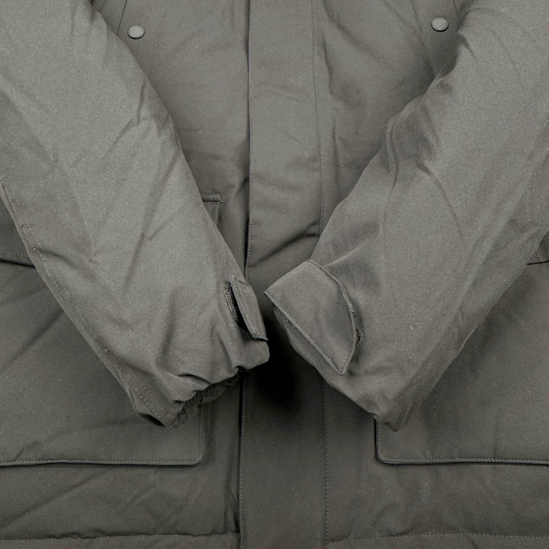 图片[13]-＃暖冬福利 MLB 基础徽标系列纽约洋基队字母Logo徽标嘻哈街头风毛领连帽羽绒服 2023S专柜同步发售MLB爆款（毛领可拆卸）现货重磅大牛货! 经典出韩国款，保暖性好，不挑身材， 胸前独有的刺绣技法呈现经典LOGO；胸前logo，足够重工刺绣是客供的，需要单独定制，然后一个一个刺绣在衣服上，非常厚实。360度都有立体饱满的感觉！！ 客供防水尼龙面料，增加耐磨程度，还有防水功能。遇到突发雨雪天气，也不用担心会淋湿包内物品，大大的一件超有安全感~ 这种穿着就是放心，可以随便折腾。保暖出众 并且设有防钻绒内衬 严密包裹羽绒，有效防止钻绒跑毛 此款采用进口面料、MLB是潮牌的不二选择，此款设计不失潮流还户外百搭。尺码：XS S M L XL XXL-选品中心