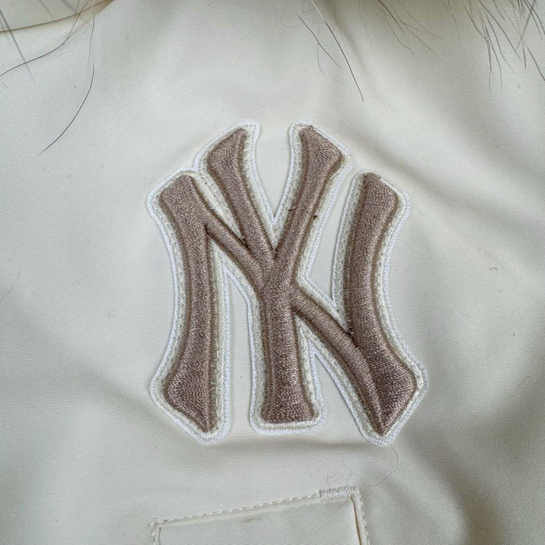 图片[10]-＃暖冬福利 MLB 基础徽标系列纽约洋基队字母Logo徽标嘻哈街头风毛领连帽羽绒服 2023S专柜同步发售MLB爆款（毛领可拆卸）现货重磅大牛货! 经典出韩国款，保暖性好，不挑身材， 胸前独有的刺绣技法呈现经典LOGO；胸前logo，足够重工刺绣是客供的，需要单独定制，然后一个一个刺绣在衣服上，非常厚实。360度都有立体饱满的感觉！！ 客供防水尼龙面料，增加耐磨程度，还有防水功能。遇到突发雨雪天气，也不用担心会淋湿包内物品，大大的一件超有安全感~ 这种穿着就是放心，可以随便折腾。保暖出众 并且设有防钻绒内衬 严密包裹羽绒，有效防止钻绒跑毛 此款采用进口面料、MLB是潮牌的不二选择，此款设计不失潮流还户外百搭。尺码：XS S M L-选品中心