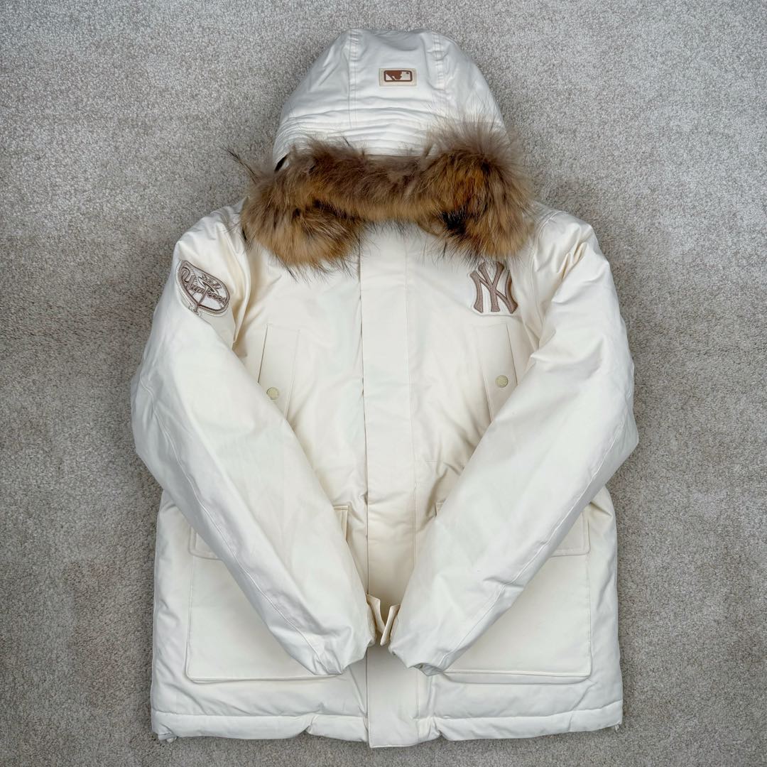 图片[2]-＃暖冬福利 MLB 基础徽标系列纽约洋基队字母Logo徽标嘻哈街头风毛领连帽羽绒服 2023S专柜同步发售MLB爆款（毛领可拆卸）现货重磅大牛货! 经典出韩国款，保暖性好，不挑身材， 胸前独有的刺绣技法呈现经典LOGO；胸前logo，足够重工刺绣是客供的，需要单独定制，然后一个一个刺绣在衣服上，非常厚实。360度都有立体饱满的感觉！！ 客供防水尼龙面料，增加耐磨程度，还有防水功能。遇到突发雨雪天气，也不用担心会淋湿包内物品，大大的一件超有安全感~ 这种穿着就是放心，可以随便折腾。保暖出众 并且设有防钻绒内衬 严密包裹羽绒，有效防止钻绒跑毛 此款采用进口面料、MLB是潮牌的不二选择，此款设计不失潮流还户外百搭。尺码：XS S M L-选品中心
