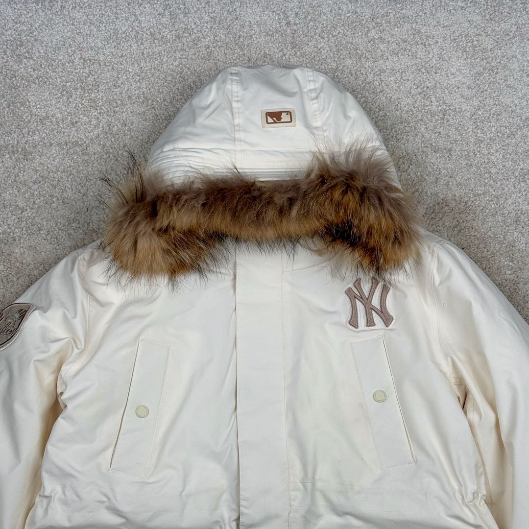 图片[4]-＃暖冬福利 MLB 基础徽标系列纽约洋基队字母Logo徽标嘻哈街头风毛领连帽羽绒服 2023S专柜同步发售MLB爆款（毛领可拆卸）现货重磅大牛货! 经典出韩国款，保暖性好，不挑身材， 胸前独有的刺绣技法呈现经典LOGO；胸前logo，足够重工刺绣是客供的，需要单独定制，然后一个一个刺绣在衣服上，非常厚实。360度都有立体饱满的感觉！！ 客供防水尼龙面料，增加耐磨程度，还有防水功能。遇到突发雨雪天气，也不用担心会淋湿包内物品，大大的一件超有安全感~ 这种穿着就是放心，可以随便折腾。保暖出众 并且设有防钻绒内衬 严密包裹羽绒，有效防止钻绒跑毛 此款采用进口面料、MLB是潮牌的不二选择，此款设计不失潮流还户外百搭。尺码：XS S M L-选品中心