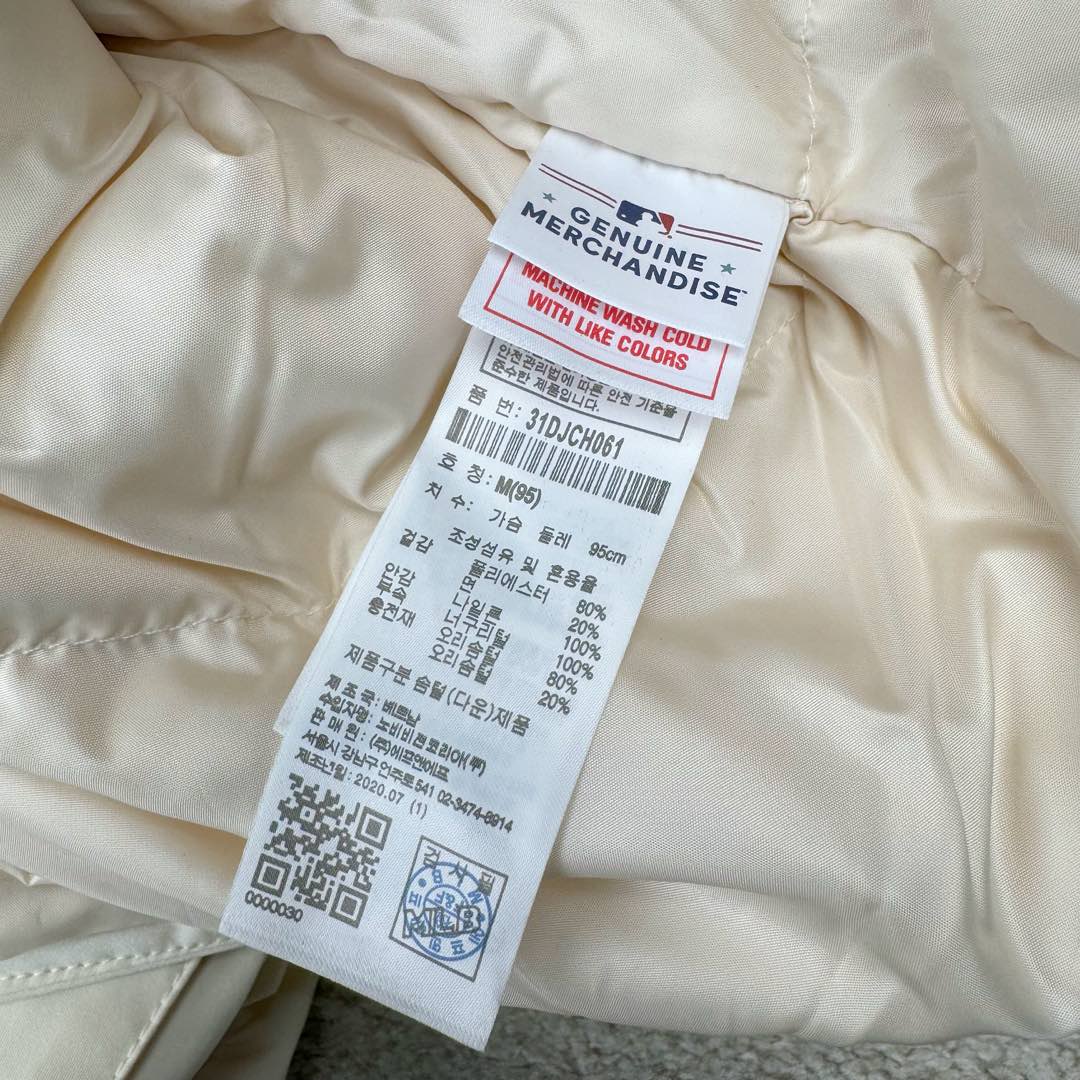 图片[14]-＃暖冬福利 MLB 基础徽标系列纽约洋基队字母Logo徽标嘻哈街头风毛领连帽羽绒服 2023S专柜同步发售MLB爆款（毛领可拆卸）现货重磅大牛货! 经典出韩国款，保暖性好，不挑身材， 胸前独有的刺绣技法呈现经典LOGO；胸前logo，足够重工刺绣是客供的，需要单独定制，然后一个一个刺绣在衣服上，非常厚实。360度都有立体饱满的感觉！！ 客供防水尼龙面料，增加耐磨程度，还有防水功能。遇到突发雨雪天气，也不用担心会淋湿包内物品，大大的一件超有安全感~ 这种穿着就是放心，可以随便折腾。保暖出众 并且设有防钻绒内衬 严密包裹羽绒，有效防止钻绒跑毛 此款采用进口面料、MLB是潮牌的不二选择，此款设计不失潮流还户外百搭。尺码：XS S M L-选品中心