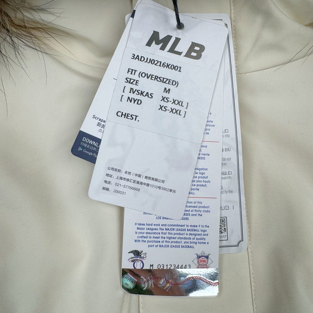 图片[13]-＃暖冬福利 MLB 基础徽标系列纽约洋基队字母Logo徽标嘻哈街头风毛领连帽羽绒服 2023S专柜同步发售MLB爆款（毛领可拆卸）现货重磅大牛货! 经典出韩国款，保暖性好，不挑身材， 胸前独有的刺绣技法呈现经典LOGO；胸前logo，足够重工刺绣是客供的，需要单独定制，然后一个一个刺绣在衣服上，非常厚实。360度都有立体饱满的感觉！！ 客供防水尼龙面料，增加耐磨程度，还有防水功能。遇到突发雨雪天气，也不用担心会淋湿包内物品，大大的一件超有安全感~ 这种穿着就是放心，可以随便折腾。保暖出众 并且设有防钻绒内衬 严密包裹羽绒，有效防止钻绒跑毛 此款采用进口面料、MLB是潮牌的不二选择，此款设计不失潮流还户外百搭。尺码：XS S M L-选品中心