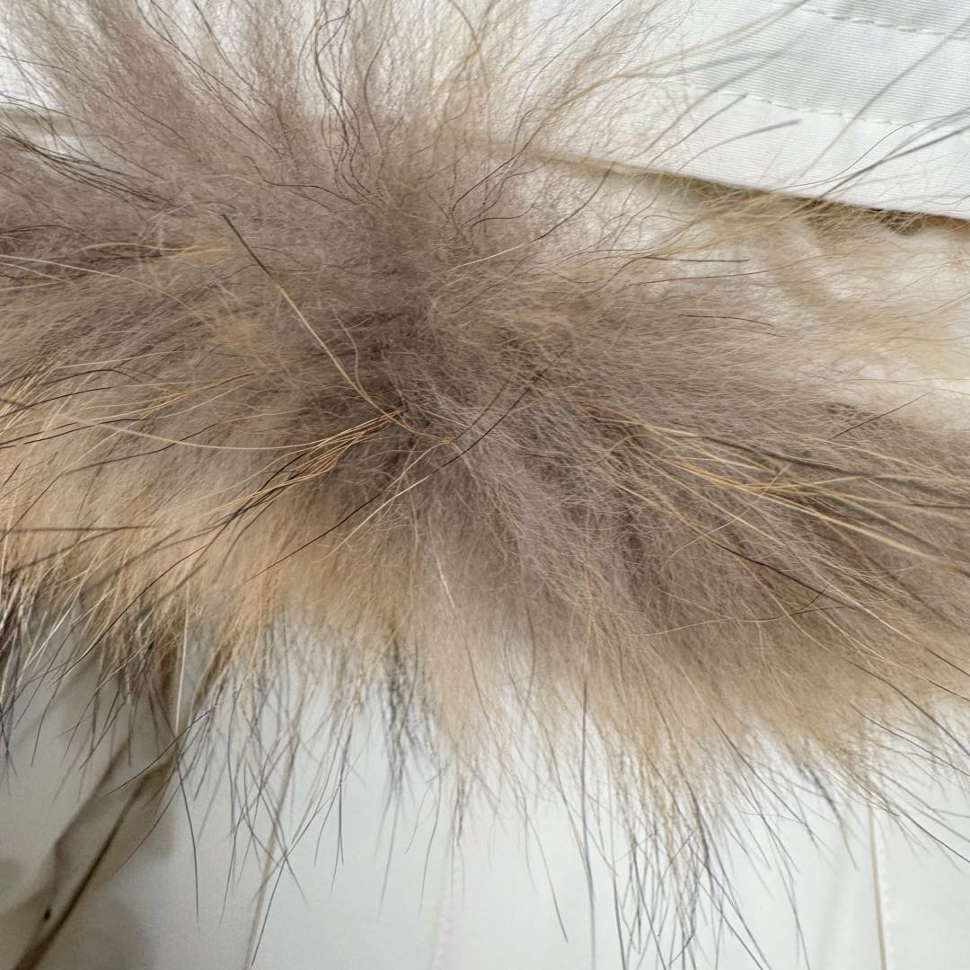 图片[11]-＃暖冬福利 MLB 基础徽标系列纽约洋基队字母Logo徽标嘻哈街头风毛领连帽羽绒服 2023S专柜同步发售MLB爆款（毛领可拆卸）现货重磅大牛货! 经典出韩国款，保暖性好，不挑身材， 胸前独有的刺绣技法呈现经典LOGO；胸前logo，足够重工刺绣是客供的，需要单独定制，然后一个一个刺绣在衣服上，非常厚实。360度都有立体饱满的感觉！！ 客供防水尼龙面料，增加耐磨程度，还有防水功能。遇到突发雨雪天气，也不用担心会淋湿包内物品，大大的一件超有安全感~ 这种穿着就是放心，可以随便折腾。保暖出众 并且设有防钻绒内衬 严密包裹羽绒，有效防止钻绒跑毛 此款采用进口面料、MLB是潮牌的不二选择，此款设计不失潮流还户外百搭。尺码：XS S M L-选品中心