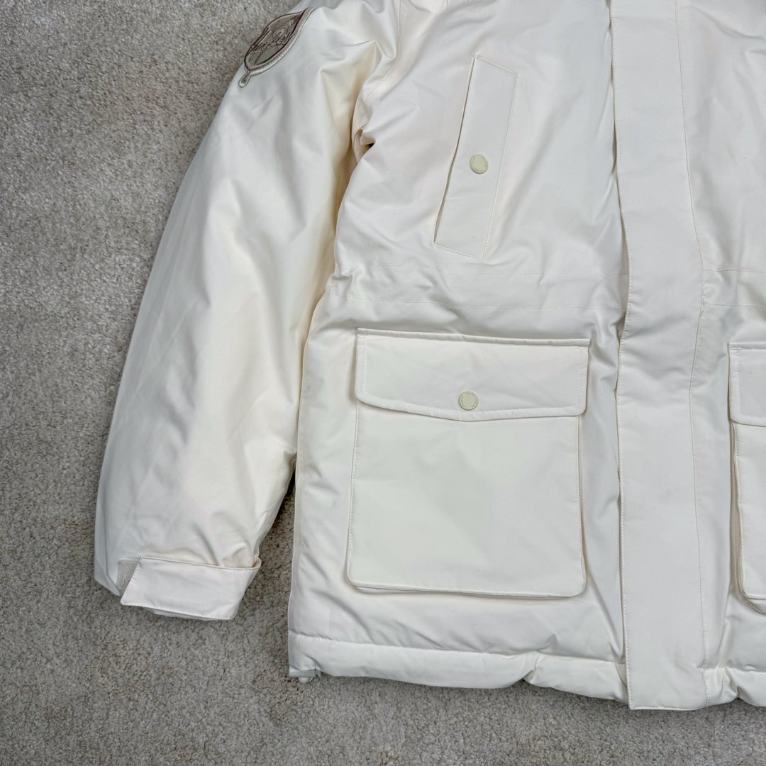 图片[5]-＃暖冬福利 MLB 基础徽标系列纽约洋基队字母Logo徽标嘻哈街头风毛领连帽羽绒服 2023S专柜同步发售MLB爆款（毛领可拆卸）现货重磅大牛货! 经典出韩国款，保暖性好，不挑身材， 胸前独有的刺绣技法呈现经典LOGO；胸前logo，足够重工刺绣是客供的，需要单独定制，然后一个一个刺绣在衣服上，非常厚实。360度都有立体饱满的感觉！！ 客供防水尼龙面料，增加耐磨程度，还有防水功能。遇到突发雨雪天气，也不用担心会淋湿包内物品，大大的一件超有安全感~ 这种穿着就是放心，可以随便折腾。保暖出众 并且设有防钻绒内衬 严密包裹羽绒，有效防止钻绒跑毛 此款采用进口面料、MLB是潮牌的不二选择，此款设计不失潮流还户外百搭。尺码：XS S M L-选品中心