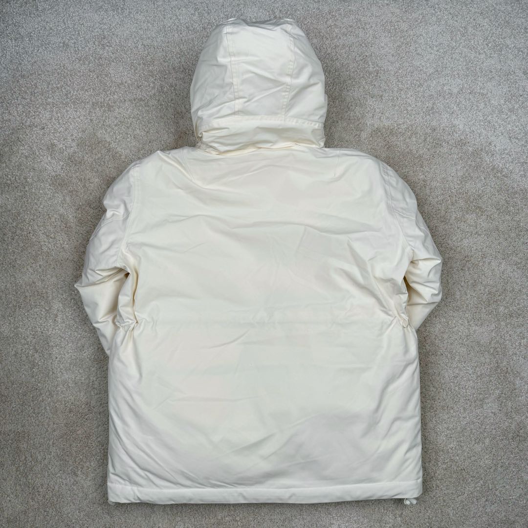 图片[3]-＃暖冬福利 MLB 基础徽标系列纽约洋基队字母Logo徽标嘻哈街头风毛领连帽羽绒服 2023S专柜同步发售MLB爆款（毛领可拆卸）现货重磅大牛货! 经典出韩国款，保暖性好，不挑身材， 胸前独有的刺绣技法呈现经典LOGO；胸前logo，足够重工刺绣是客供的，需要单独定制，然后一个一个刺绣在衣服上，非常厚实。360度都有立体饱满的感觉！！ 客供防水尼龙面料，增加耐磨程度，还有防水功能。遇到突发雨雪天气，也不用担心会淋湿包内物品，大大的一件超有安全感~ 这种穿着就是放心，可以随便折腾。保暖出众 并且设有防钻绒内衬 严密包裹羽绒，有效防止钻绒跑毛 此款采用进口面料、MLB是潮牌的不二选择，此款设计不失潮流还户外百搭。尺码：XS S M L-选品中心