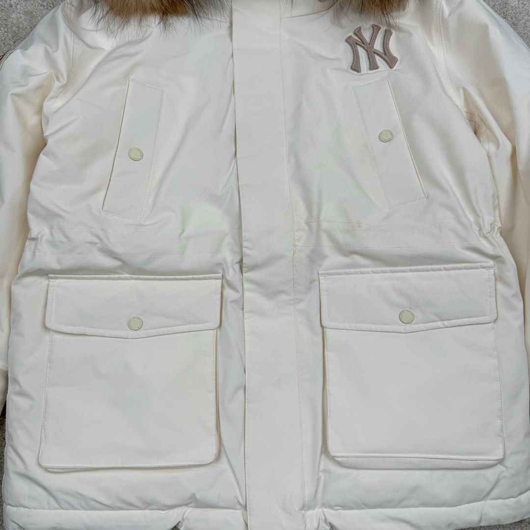 图片[7]-＃暖冬福利 MLB 基础徽标系列纽约洋基队字母Logo徽标嘻哈街头风毛领连帽羽绒服 2023S专柜同步发售MLB爆款（毛领可拆卸）现货重磅大牛货! 经典出韩国款，保暖性好，不挑身材， 胸前独有的刺绣技法呈现经典LOGO；胸前logo，足够重工刺绣是客供的，需要单独定制，然后一个一个刺绣在衣服上，非常厚实。360度都有立体饱满的感觉！！ 客供防水尼龙面料，增加耐磨程度，还有防水功能。遇到突发雨雪天气，也不用担心会淋湿包内物品，大大的一件超有安全感~ 这种穿着就是放心，可以随便折腾。保暖出众 并且设有防钻绒内衬 严密包裹羽绒，有效防止钻绒跑毛 此款采用进口面料、MLB是潮牌的不二选择，此款设计不失潮流还户外百搭。尺码：XS S M L-选品中心