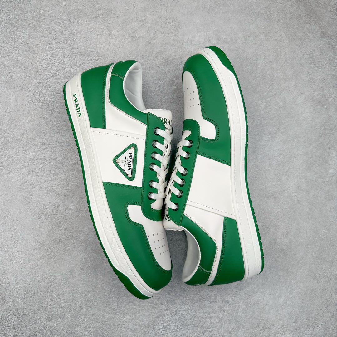 图片[3]-＃纯原 普拉达Prada Downtown Low Sneakers 闹市区系列低帮系带百搭休闲运动小白板鞋“皮革黑白熊猫三角标”男鞋广东原产#原楦数据开发版型#采用粒面头层牛皮鞋面材质#内嵌灌注式PU乳胶缓震鞋垫#外置3.5cmTPR抽真空橡胶鞋底 标志性的珐琅三角形金属徽标，意大利高奢品牌 这款皮革运动鞋多角度诠释Prada徽标：轻巧跃于鞋舌，沿轻质橡胶鞋底铺陈，化身标志性的涂珐琅金属三角形点缀鞋面一侧，无不阐释品牌格调。金属孔眼和棉质鞋带 珐琅三角形装饰鞋面 鞋舌Prada Milano印花徽标 轻质箱型鞋底，侧面配压花徽标 鞋底厚3.5厘米 可拆卸皮革包覆内底 尺码 38 39 40 41 42 43 44 45-选品中心