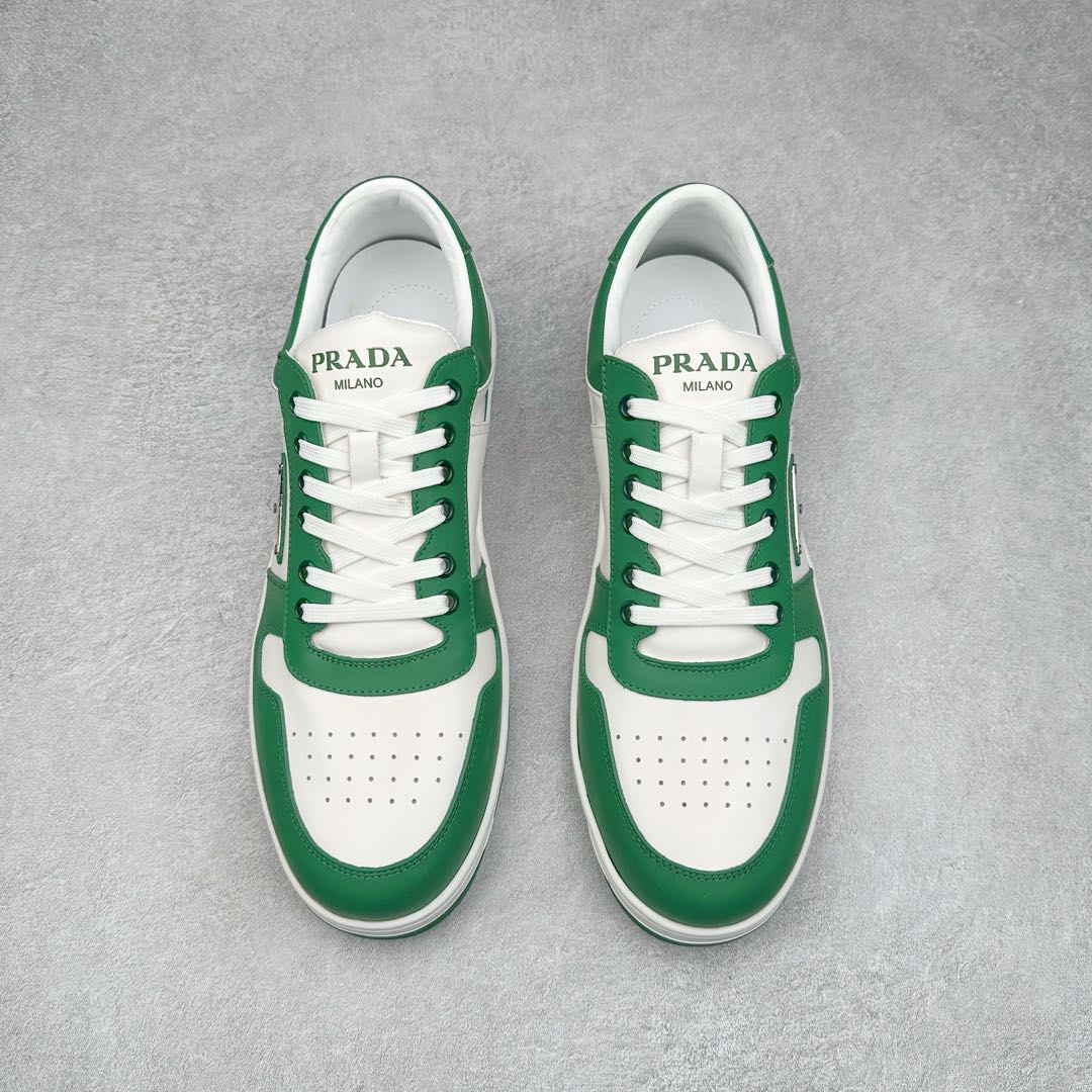 图片[2]-＃纯原 普拉达Prada Downtown Low Sneakers 闹市区系列低帮系带百搭休闲运动小白板鞋“皮革黑白熊猫三角标”男鞋广东原产#原楦数据开发版型#采用粒面头层牛皮鞋面材质#内嵌灌注式PU乳胶缓震鞋垫#外置3.5cmTPR抽真空橡胶鞋底 标志性的珐琅三角形金属徽标，意大利高奢品牌 这款皮革运动鞋多角度诠释Prada徽标：轻巧跃于鞋舌，沿轻质橡胶鞋底铺陈，化身标志性的涂珐琅金属三角形点缀鞋面一侧，无不阐释品牌格调。金属孔眼和棉质鞋带 珐琅三角形装饰鞋面 鞋舌Prada Milano印花徽标 轻质箱型鞋底，侧面配压花徽标 鞋底厚3.5厘米 可拆卸皮革包覆内底 尺码 38 39 40 41 42 43 44 45-选品中心