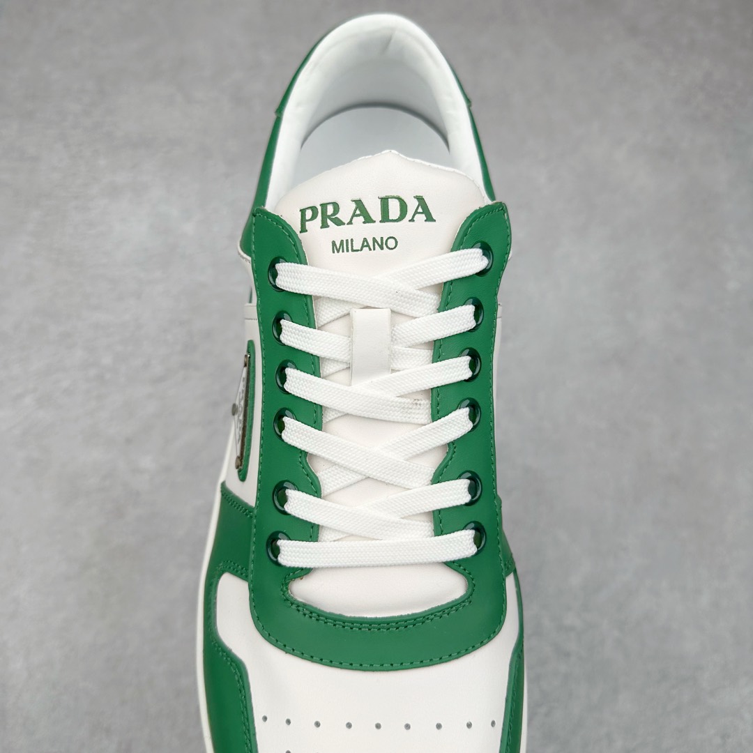 图片[5]-＃纯原 普拉达Prada Downtown Low Sneakers 闹市区系列低帮系带百搭休闲运动小白板鞋“皮革黑白熊猫三角标”男鞋广东原产#原楦数据开发版型#采用粒面头层牛皮鞋面材质#内嵌灌注式PU乳胶缓震鞋垫#外置3.5cmTPR抽真空橡胶鞋底 标志性的珐琅三角形金属徽标，意大利高奢品牌 这款皮革运动鞋多角度诠释Prada徽标：轻巧跃于鞋舌，沿轻质橡胶鞋底铺陈，化身标志性的涂珐琅金属三角形点缀鞋面一侧，无不阐释品牌格调。金属孔眼和棉质鞋带 珐琅三角形装饰鞋面 鞋舌Prada Milano印花徽标 轻质箱型鞋底，侧面配压花徽标 鞋底厚3.5厘米 可拆卸皮革包覆内底 尺码 38 39 40 41 42 43 44 45-选品中心
