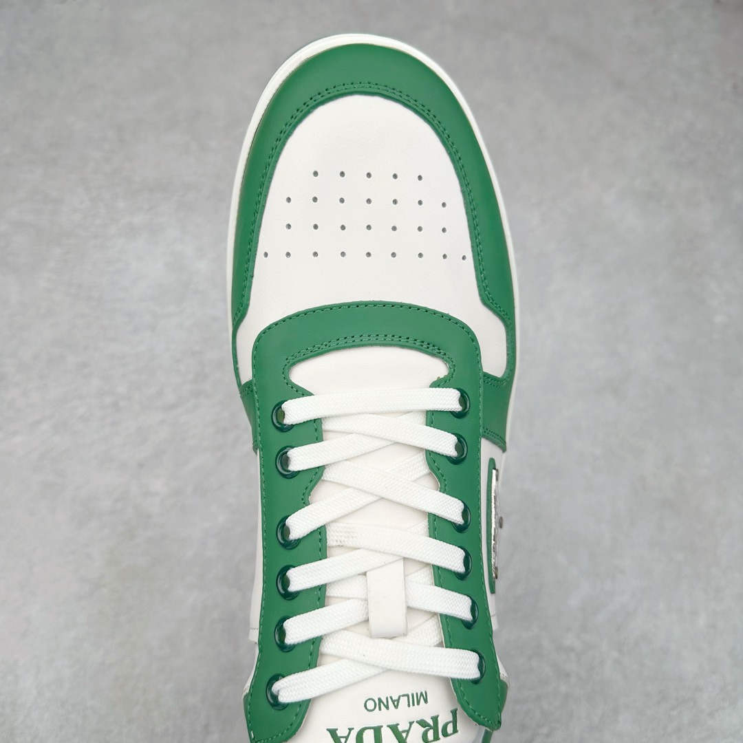 图片[4]-＃纯原 普拉达Prada Downtown Low Sneakers 闹市区系列低帮系带百搭休闲运动小白板鞋“皮革黑白熊猫三角标”男鞋广东原产#原楦数据开发版型#采用粒面头层牛皮鞋面材质#内嵌灌注式PU乳胶缓震鞋垫#外置3.5cmTPR抽真空橡胶鞋底 标志性的珐琅三角形金属徽标，意大利高奢品牌 这款皮革运动鞋多角度诠释Prada徽标：轻巧跃于鞋舌，沿轻质橡胶鞋底铺陈，化身标志性的涂珐琅金属三角形点缀鞋面一侧，无不阐释品牌格调。金属孔眼和棉质鞋带 珐琅三角形装饰鞋面 鞋舌Prada Milano印花徽标 轻质箱型鞋底，侧面配压花徽标 鞋底厚3.5厘米 可拆卸皮革包覆内底 尺码 38 39 40 41 42 43 44 45-选品中心