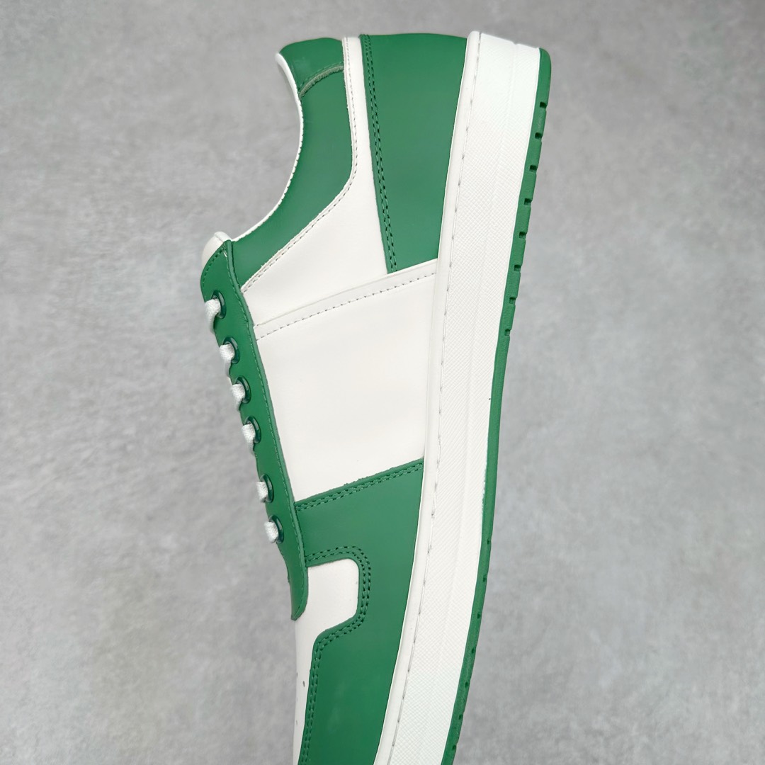 图片[7]-＃纯原 普拉达Prada Downtown Low Sneakers 闹市区系列低帮系带百搭休闲运动小白板鞋“皮革黑白熊猫三角标”男鞋广东原产#原楦数据开发版型#采用粒面头层牛皮鞋面材质#内嵌灌注式PU乳胶缓震鞋垫#外置3.5cmTPR抽真空橡胶鞋底 标志性的珐琅三角形金属徽标，意大利高奢品牌 这款皮革运动鞋多角度诠释Prada徽标：轻巧跃于鞋舌，沿轻质橡胶鞋底铺陈，化身标志性的涂珐琅金属三角形点缀鞋面一侧，无不阐释品牌格调。金属孔眼和棉质鞋带 珐琅三角形装饰鞋面 鞋舌Prada Milano印花徽标 轻质箱型鞋底，侧面配压花徽标 鞋底厚3.5厘米 可拆卸皮革包覆内底 尺码 38 39 40 41 42 43 44 45-选品中心