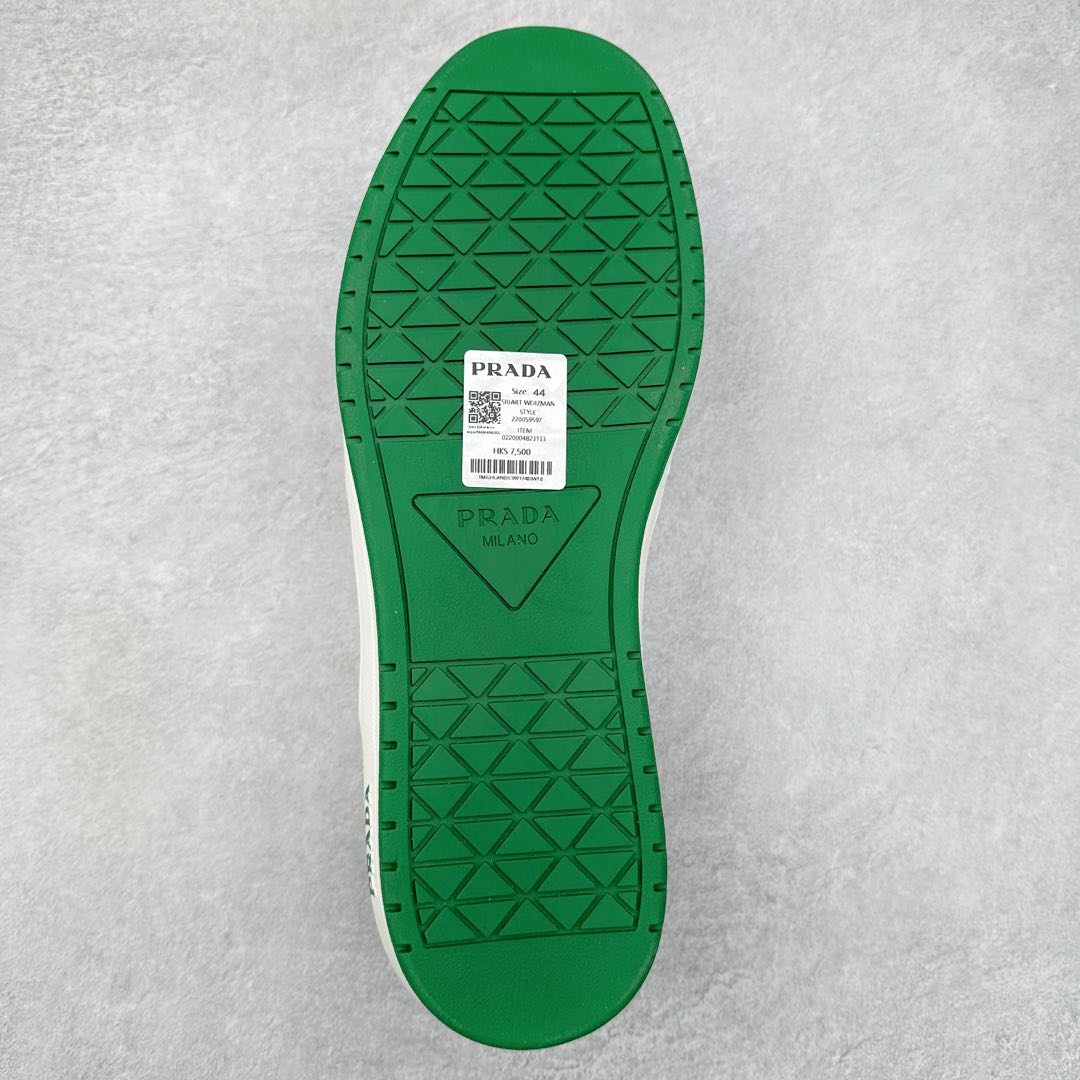 图片[9]-＃纯原 普拉达Prada Downtown Low Sneakers 闹市区系列低帮系带百搭休闲运动小白板鞋“皮革黑白熊猫三角标”男鞋广东原产#原楦数据开发版型#采用粒面头层牛皮鞋面材质#内嵌灌注式PU乳胶缓震鞋垫#外置3.5cmTPR抽真空橡胶鞋底 标志性的珐琅三角形金属徽标，意大利高奢品牌 这款皮革运动鞋多角度诠释Prada徽标：轻巧跃于鞋舌，沿轻质橡胶鞋底铺陈，化身标志性的涂珐琅金属三角形点缀鞋面一侧，无不阐释品牌格调。金属孔眼和棉质鞋带 珐琅三角形装饰鞋面 鞋舌Prada Milano印花徽标 轻质箱型鞋底，侧面配压花徽标 鞋底厚3.5厘米 可拆卸皮革包覆内底 尺码 38 39 40 41 42 43 44 45-选品中心