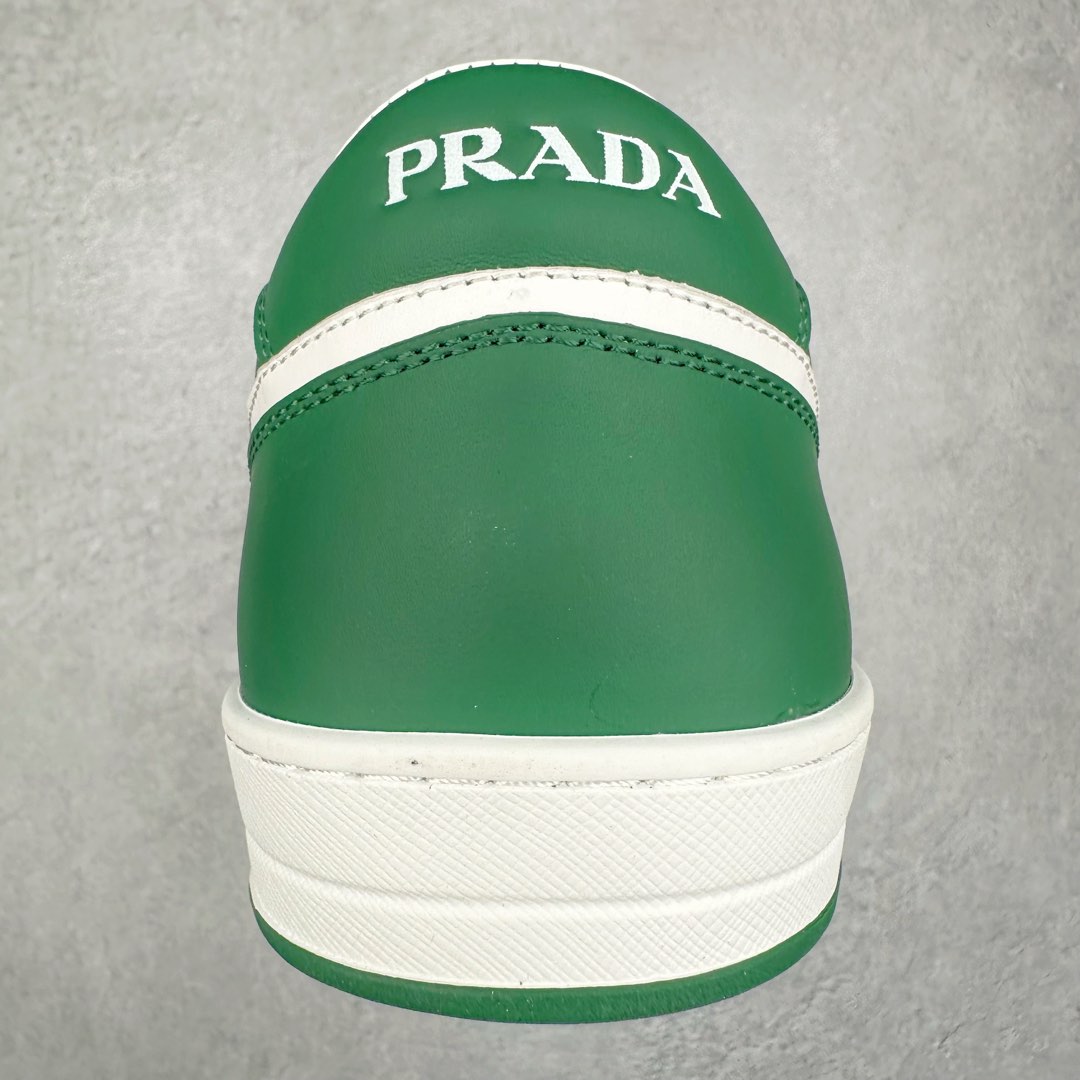 图片[8]-＃纯原 普拉达Prada Downtown Low Sneakers 闹市区系列低帮系带百搭休闲运动小白板鞋“皮革黑白熊猫三角标”男鞋广东原产#原楦数据开发版型#采用粒面头层牛皮鞋面材质#内嵌灌注式PU乳胶缓震鞋垫#外置3.5cmTPR抽真空橡胶鞋底 标志性的珐琅三角形金属徽标，意大利高奢品牌 这款皮革运动鞋多角度诠释Prada徽标：轻巧跃于鞋舌，沿轻质橡胶鞋底铺陈，化身标志性的涂珐琅金属三角形点缀鞋面一侧，无不阐释品牌格调。金属孔眼和棉质鞋带 珐琅三角形装饰鞋面 鞋舌Prada Milano印花徽标 轻质箱型鞋底，侧面配压花徽标 鞋底厚3.5厘米 可拆卸皮革包覆内底 尺码 38 39 40 41 42 43 44 45-选品中心