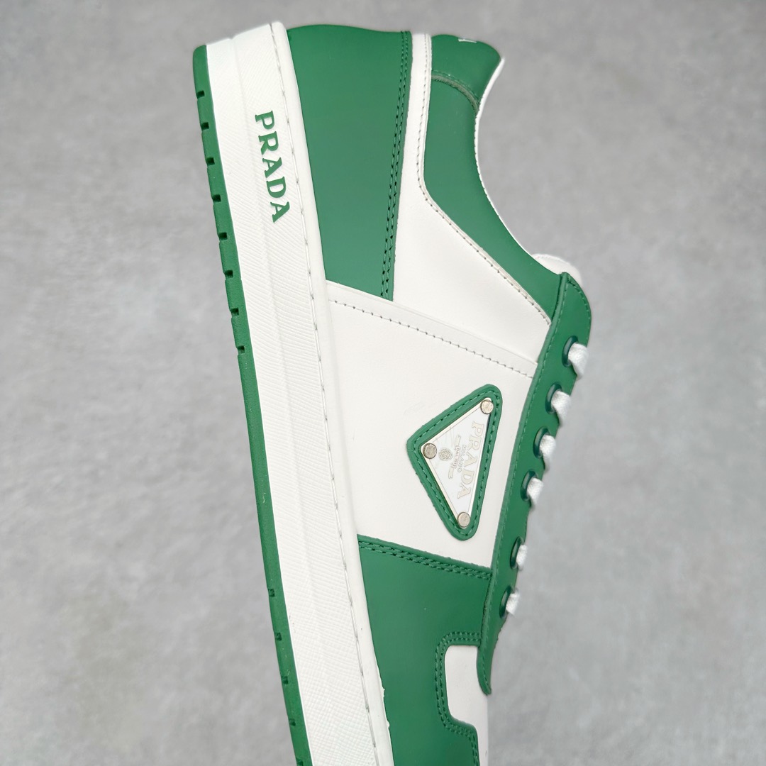 图片[6]-＃纯原 普拉达Prada Downtown Low Sneakers 闹市区系列低帮系带百搭休闲运动小白板鞋“皮革黑白熊猫三角标”男鞋广东原产#原楦数据开发版型#采用粒面头层牛皮鞋面材质#内嵌灌注式PU乳胶缓震鞋垫#外置3.5cmTPR抽真空橡胶鞋底 标志性的珐琅三角形金属徽标，意大利高奢品牌 这款皮革运动鞋多角度诠释Prada徽标：轻巧跃于鞋舌，沿轻质橡胶鞋底铺陈，化身标志性的涂珐琅金属三角形点缀鞋面一侧，无不阐释品牌格调。金属孔眼和棉质鞋带 珐琅三角形装饰鞋面 鞋舌Prada Milano印花徽标 轻质箱型鞋底，侧面配压花徽标 鞋底厚3.5厘米 可拆卸皮革包覆内底 尺码 38 39 40 41 42 43 44 45-选品中心