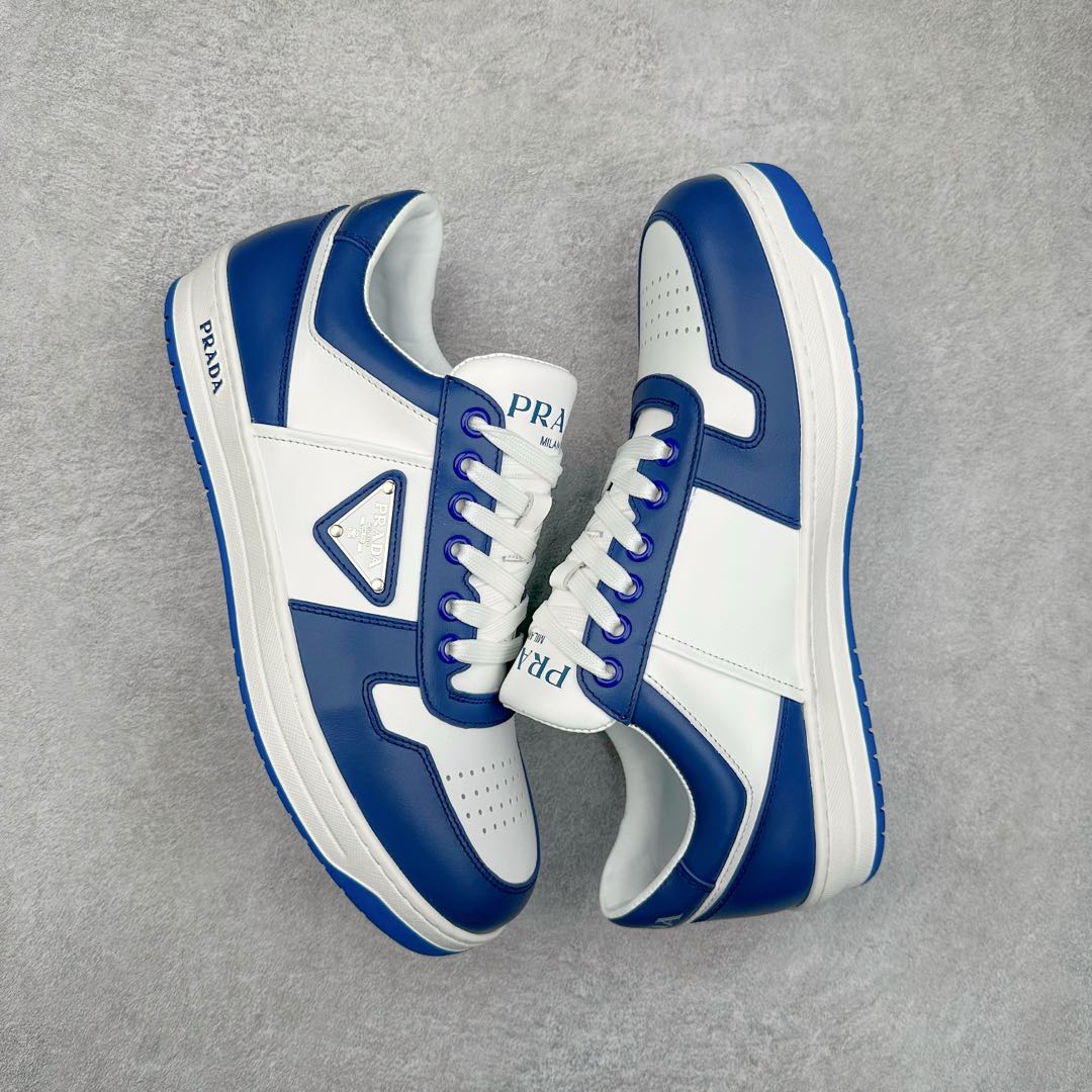 图片[3]-＃纯原 普拉达Prada Downtown Low Sneakers 闹市区系列低帮系带百搭休闲运动小白板鞋“皮革黑白熊猫三角标”男鞋广东原产#原楦数据开发版型#采用粒面头层牛皮鞋面材质#内嵌灌注式PU乳胶缓震鞋垫#外置3.5cmTPR抽真空橡胶鞋底 标志性的珐琅三角形金属徽标，意大利高奢品牌 这款皮革运动鞋多角度诠释Prada徽标：轻巧跃于鞋舌，沿轻质橡胶鞋底铺陈，化身标志性的涂珐琅金属三角形点缀鞋面一侧，无不阐释品牌格调。金属孔眼和棉质鞋带 珐琅三角形装饰鞋面 鞋舌Prada Milano印花徽标 轻质箱型鞋底，侧面配压花徽标 鞋底厚3.5厘米 可拆卸皮革包覆内底 尺码 38 39 40 41 42 43 44 45-选品中心