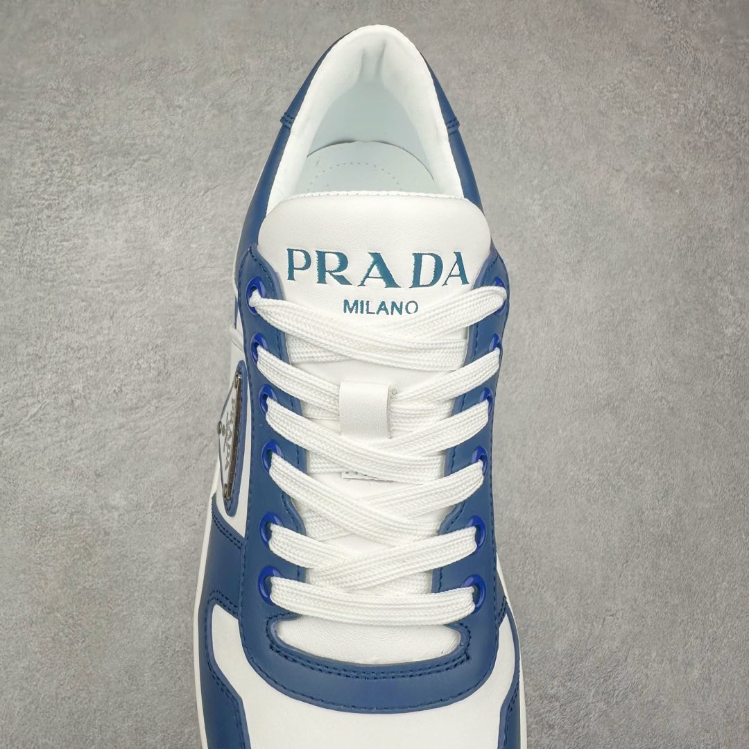 图片[5]-＃纯原 普拉达Prada Downtown Low Sneakers 闹市区系列低帮系带百搭休闲运动小白板鞋“皮革黑白熊猫三角标”男鞋广东原产#原楦数据开发版型#采用粒面头层牛皮鞋面材质#内嵌灌注式PU乳胶缓震鞋垫#外置3.5cmTPR抽真空橡胶鞋底 标志性的珐琅三角形金属徽标，意大利高奢品牌 这款皮革运动鞋多角度诠释Prada徽标：轻巧跃于鞋舌，沿轻质橡胶鞋底铺陈，化身标志性的涂珐琅金属三角形点缀鞋面一侧，无不阐释品牌格调。金属孔眼和棉质鞋带 珐琅三角形装饰鞋面 鞋舌Prada Milano印花徽标 轻质箱型鞋底，侧面配压花徽标 鞋底厚3.5厘米 可拆卸皮革包覆内底 尺码 38 39 40 41 42 43 44 45-选品中心