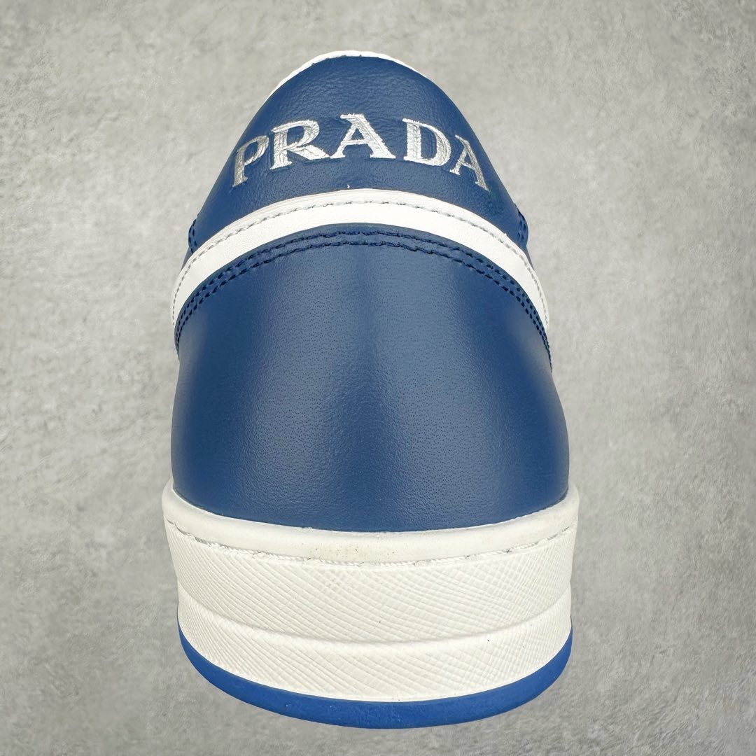 图片[8]-＃纯原 普拉达Prada Downtown Low Sneakers 闹市区系列低帮系带百搭休闲运动小白板鞋“皮革黑白熊猫三角标”男鞋广东原产#原楦数据开发版型#采用粒面头层牛皮鞋面材质#内嵌灌注式PU乳胶缓震鞋垫#外置3.5cmTPR抽真空橡胶鞋底 标志性的珐琅三角形金属徽标，意大利高奢品牌 这款皮革运动鞋多角度诠释Prada徽标：轻巧跃于鞋舌，沿轻质橡胶鞋底铺陈，化身标志性的涂珐琅金属三角形点缀鞋面一侧，无不阐释品牌格调。金属孔眼和棉质鞋带 珐琅三角形装饰鞋面 鞋舌Prada Milano印花徽标 轻质箱型鞋底，侧面配压花徽标 鞋底厚3.5厘米 可拆卸皮革包覆内底 尺码 38 39 40 41 42 43 44 45-选品中心
