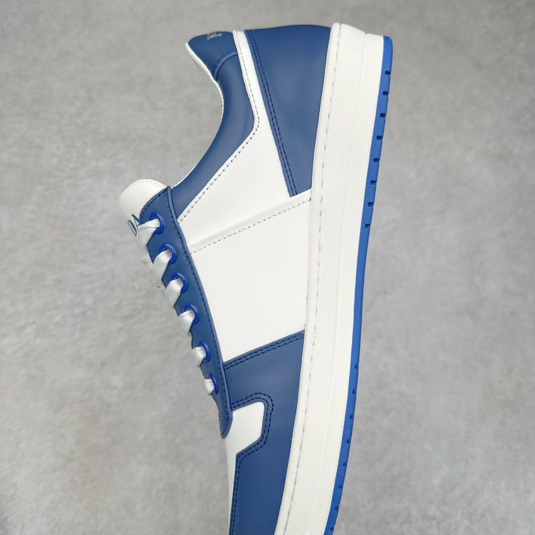 图片[7]-＃纯原 普拉达Prada Downtown Low Sneakers 闹市区系列低帮系带百搭休闲运动小白板鞋“皮革黑白熊猫三角标”男鞋广东原产#原楦数据开发版型#采用粒面头层牛皮鞋面材质#内嵌灌注式PU乳胶缓震鞋垫#外置3.5cmTPR抽真空橡胶鞋底 标志性的珐琅三角形金属徽标，意大利高奢品牌 这款皮革运动鞋多角度诠释Prada徽标：轻巧跃于鞋舌，沿轻质橡胶鞋底铺陈，化身标志性的涂珐琅金属三角形点缀鞋面一侧，无不阐释品牌格调。金属孔眼和棉质鞋带 珐琅三角形装饰鞋面 鞋舌Prada Milano印花徽标 轻质箱型鞋底，侧面配压花徽标 鞋底厚3.5厘米 可拆卸皮革包覆内底 尺码 38 39 40 41 42 43 44 45-选品中心