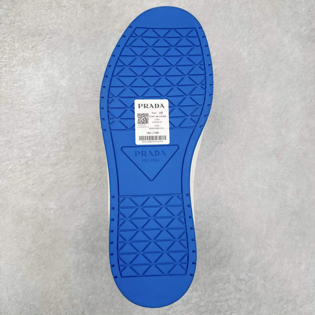 图片[9]-＃纯原 普拉达Prada Downtown Low Sneakers 闹市区系列低帮系带百搭休闲运动小白板鞋“皮革黑白熊猫三角标”男鞋广东原产#原楦数据开发版型#采用粒面头层牛皮鞋面材质#内嵌灌注式PU乳胶缓震鞋垫#外置3.5cmTPR抽真空橡胶鞋底 标志性的珐琅三角形金属徽标，意大利高奢品牌 这款皮革运动鞋多角度诠释Prada徽标：轻巧跃于鞋舌，沿轻质橡胶鞋底铺陈，化身标志性的涂珐琅金属三角形点缀鞋面一侧，无不阐释品牌格调。金属孔眼和棉质鞋带 珐琅三角形装饰鞋面 鞋舌Prada Milano印花徽标 轻质箱型鞋底，侧面配压花徽标 鞋底厚3.5厘米 可拆卸皮革包覆内底 尺码 38 39 40 41 42 43 44 45-选品中心