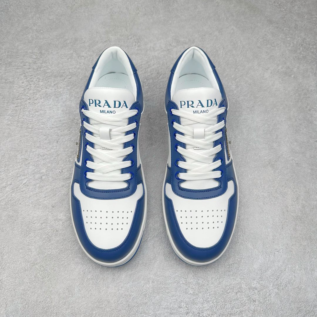 图片[2]-＃纯原 普拉达Prada Downtown Low Sneakers 闹市区系列低帮系带百搭休闲运动小白板鞋“皮革黑白熊猫三角标”男鞋广东原产#原楦数据开发版型#采用粒面头层牛皮鞋面材质#内嵌灌注式PU乳胶缓震鞋垫#外置3.5cmTPR抽真空橡胶鞋底 标志性的珐琅三角形金属徽标，意大利高奢品牌 这款皮革运动鞋多角度诠释Prada徽标：轻巧跃于鞋舌，沿轻质橡胶鞋底铺陈，化身标志性的涂珐琅金属三角形点缀鞋面一侧，无不阐释品牌格调。金属孔眼和棉质鞋带 珐琅三角形装饰鞋面 鞋舌Prada Milano印花徽标 轻质箱型鞋底，侧面配压花徽标 鞋底厚3.5厘米 可拆卸皮革包覆内底 尺码 38 39 40 41 42 43 44 45-选品中心