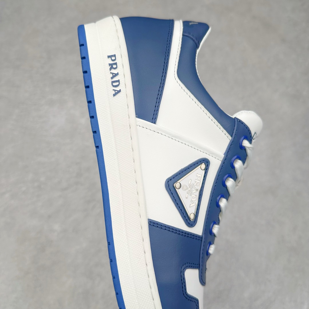 图片[6]-＃纯原 普拉达Prada Downtown Low Sneakers 闹市区系列低帮系带百搭休闲运动小白板鞋“皮革黑白熊猫三角标”男鞋广东原产#原楦数据开发版型#采用粒面头层牛皮鞋面材质#内嵌灌注式PU乳胶缓震鞋垫#外置3.5cmTPR抽真空橡胶鞋底 标志性的珐琅三角形金属徽标，意大利高奢品牌 这款皮革运动鞋多角度诠释Prada徽标：轻巧跃于鞋舌，沿轻质橡胶鞋底铺陈，化身标志性的涂珐琅金属三角形点缀鞋面一侧，无不阐释品牌格调。金属孔眼和棉质鞋带 珐琅三角形装饰鞋面 鞋舌Prada Milano印花徽标 轻质箱型鞋底，侧面配压花徽标 鞋底厚3.5厘米 可拆卸皮革包覆内底 尺码 38 39 40 41 42 43 44 45-选品中心