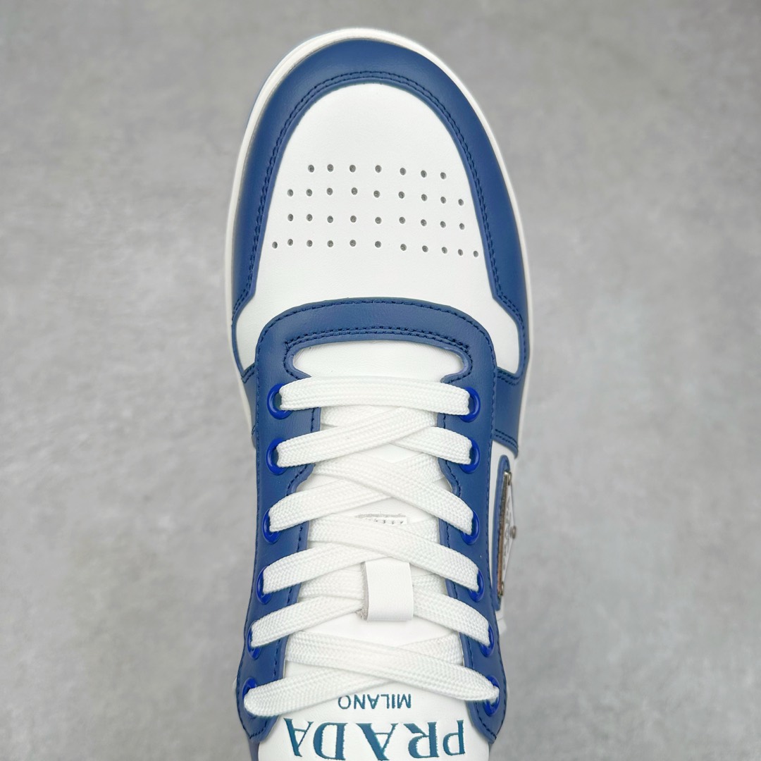 图片[4]-＃纯原 普拉达Prada Downtown Low Sneakers 闹市区系列低帮系带百搭休闲运动小白板鞋“皮革黑白熊猫三角标”男鞋广东原产#原楦数据开发版型#采用粒面头层牛皮鞋面材质#内嵌灌注式PU乳胶缓震鞋垫#外置3.5cmTPR抽真空橡胶鞋底 标志性的珐琅三角形金属徽标，意大利高奢品牌 这款皮革运动鞋多角度诠释Prada徽标：轻巧跃于鞋舌，沿轻质橡胶鞋底铺陈，化身标志性的涂珐琅金属三角形点缀鞋面一侧，无不阐释品牌格调。金属孔眼和棉质鞋带 珐琅三角形装饰鞋面 鞋舌Prada Milano印花徽标 轻质箱型鞋底，侧面配压花徽标 鞋底厚3.5厘米 可拆卸皮革包覆内底 尺码 38 39 40 41 42 43 44 45-选品中心