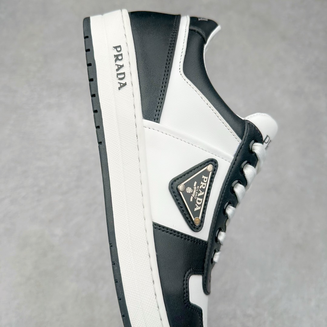 图片[6]-＃纯原 普拉达Prada Downtown Low Sneakers 闹市区系列低帮系带百搭休闲运动小白板鞋“皮革黑白熊猫三角标”男鞋广东原产#原楦数据开发版型#采用粒面头层牛皮鞋面材质#内嵌灌注式PU乳胶缓震鞋垫#外置3.5cmTPR抽真空橡胶鞋底 标志性的珐琅三角形金属徽标，意大利高奢品牌 这款皮革运动鞋多角度诠释Prada徽标：轻巧跃于鞋舌，沿轻质橡胶鞋底铺陈，化身标志性的涂珐琅金属三角形点缀鞋面一侧，无不阐释品牌格调。金属孔眼和棉质鞋带 珐琅三角形装饰鞋面 鞋舌Prada Milano印花徽标 轻质箱型鞋底，侧面配压花徽标 鞋底厚3.5厘米 可拆卸皮革包覆内底 尺码 38 39 40 41 42 43 44 45-选品中心