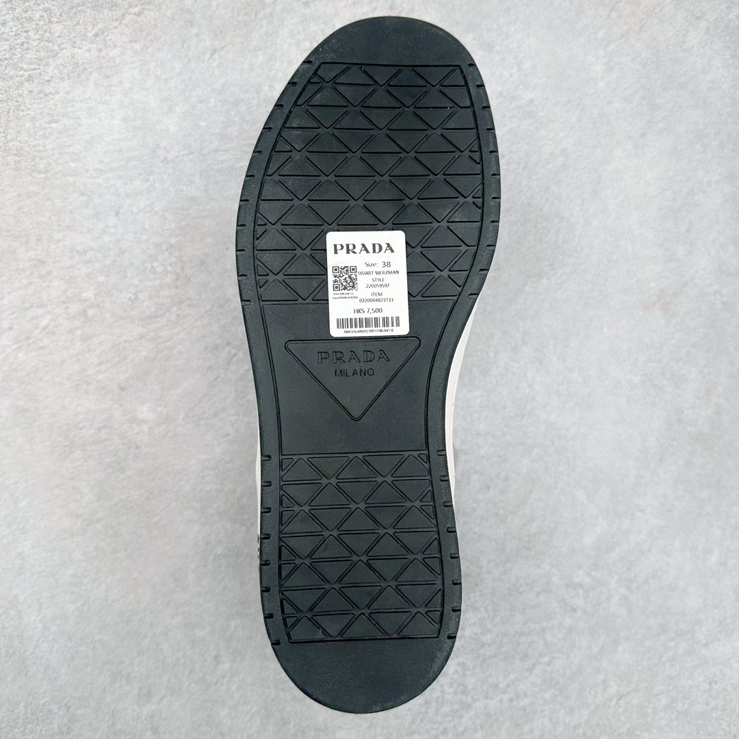 图片[9]-＃纯原 普拉达Prada Downtown Low Sneakers 闹市区系列低帮系带百搭休闲运动小白板鞋“皮革黑白熊猫三角标”男鞋广东原产#原楦数据开发版型#采用粒面头层牛皮鞋面材质#内嵌灌注式PU乳胶缓震鞋垫#外置3.5cmTPR抽真空橡胶鞋底 标志性的珐琅三角形金属徽标，意大利高奢品牌 这款皮革运动鞋多角度诠释Prada徽标：轻巧跃于鞋舌，沿轻质橡胶鞋底铺陈，化身标志性的涂珐琅金属三角形点缀鞋面一侧，无不阐释品牌格调。金属孔眼和棉质鞋带 珐琅三角形装饰鞋面 鞋舌Prada Milano印花徽标 轻质箱型鞋底，侧面配压花徽标 鞋底厚3.5厘米 可拆卸皮革包覆内底 尺码 38 39 40 41 42 43 44 45-选品中心