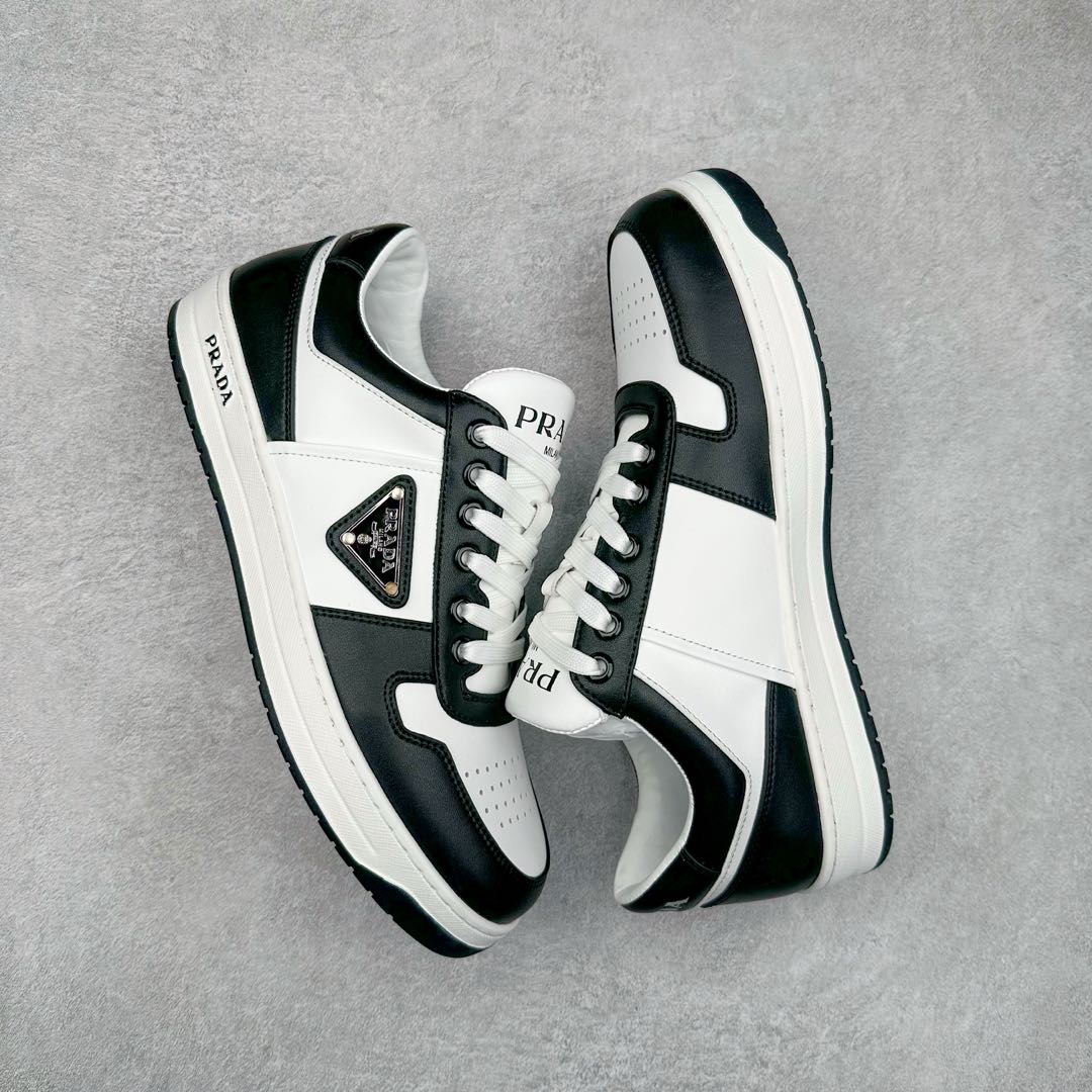 图片[3]-＃纯原 普拉达Prada Downtown Low Sneakers 闹市区系列低帮系带百搭休闲运动小白板鞋“皮革黑白熊猫三角标”男鞋广东原产#原楦数据开发版型#采用粒面头层牛皮鞋面材质#内嵌灌注式PU乳胶缓震鞋垫#外置3.5cmTPR抽真空橡胶鞋底 标志性的珐琅三角形金属徽标，意大利高奢品牌 这款皮革运动鞋多角度诠释Prada徽标：轻巧跃于鞋舌，沿轻质橡胶鞋底铺陈，化身标志性的涂珐琅金属三角形点缀鞋面一侧，无不阐释品牌格调。金属孔眼和棉质鞋带 珐琅三角形装饰鞋面 鞋舌Prada Milano印花徽标 轻质箱型鞋底，侧面配压花徽标 鞋底厚3.5厘米 可拆卸皮革包覆内底 尺码 38 39 40 41 42 43 44 45-选品中心
