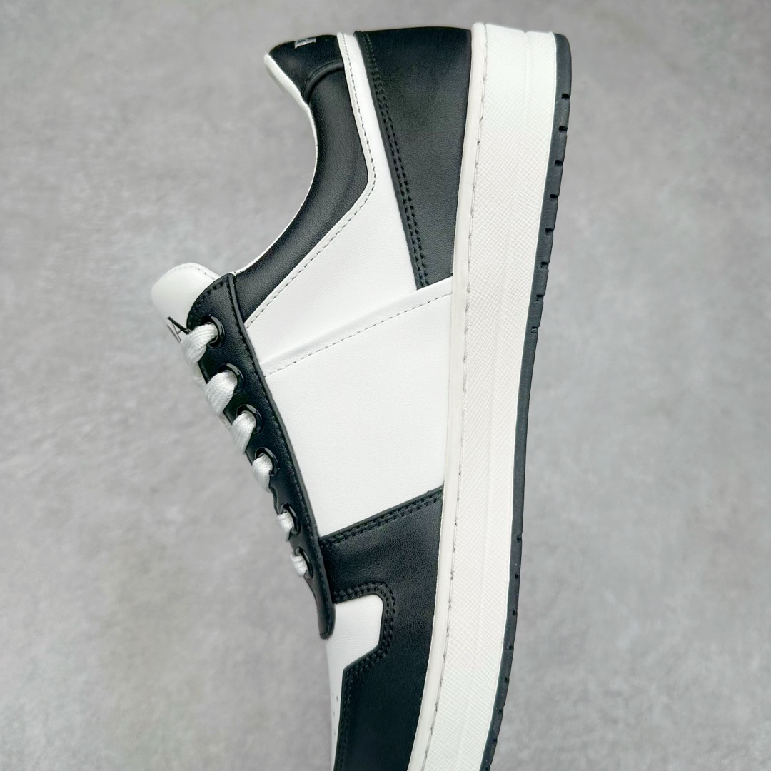 图片[7]-＃纯原 普拉达Prada Downtown Low Sneakers 闹市区系列低帮系带百搭休闲运动小白板鞋“皮革黑白熊猫三角标”男鞋广东原产#原楦数据开发版型#采用粒面头层牛皮鞋面材质#内嵌灌注式PU乳胶缓震鞋垫#外置3.5cmTPR抽真空橡胶鞋底 标志性的珐琅三角形金属徽标，意大利高奢品牌 这款皮革运动鞋多角度诠释Prada徽标：轻巧跃于鞋舌，沿轻质橡胶鞋底铺陈，化身标志性的涂珐琅金属三角形点缀鞋面一侧，无不阐释品牌格调。金属孔眼和棉质鞋带 珐琅三角形装饰鞋面 鞋舌Prada Milano印花徽标 轻质箱型鞋底，侧面配压花徽标 鞋底厚3.5厘米 可拆卸皮革包覆内底 尺码 38 39 40 41 42 43 44 45-选品中心