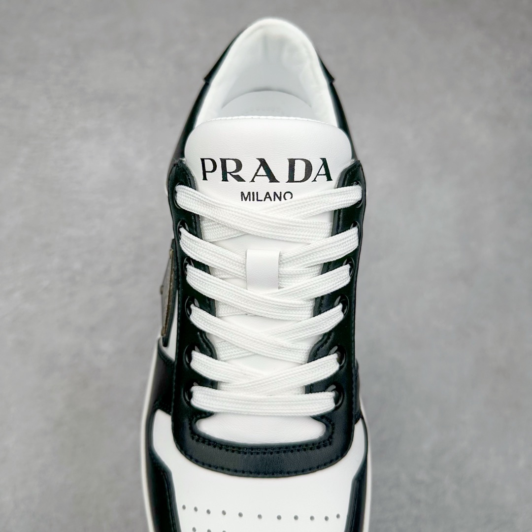 图片[5]-＃纯原 普拉达Prada Downtown Low Sneakers 闹市区系列低帮系带百搭休闲运动小白板鞋“皮革黑白熊猫三角标”男鞋广东原产#原楦数据开发版型#采用粒面头层牛皮鞋面材质#内嵌灌注式PU乳胶缓震鞋垫#外置3.5cmTPR抽真空橡胶鞋底 标志性的珐琅三角形金属徽标，意大利高奢品牌 这款皮革运动鞋多角度诠释Prada徽标：轻巧跃于鞋舌，沿轻质橡胶鞋底铺陈，化身标志性的涂珐琅金属三角形点缀鞋面一侧，无不阐释品牌格调。金属孔眼和棉质鞋带 珐琅三角形装饰鞋面 鞋舌Prada Milano印花徽标 轻质箱型鞋底，侧面配压花徽标 鞋底厚3.5厘米 可拆卸皮革包覆内底 尺码 38 39 40 41 42 43 44 45-选品中心