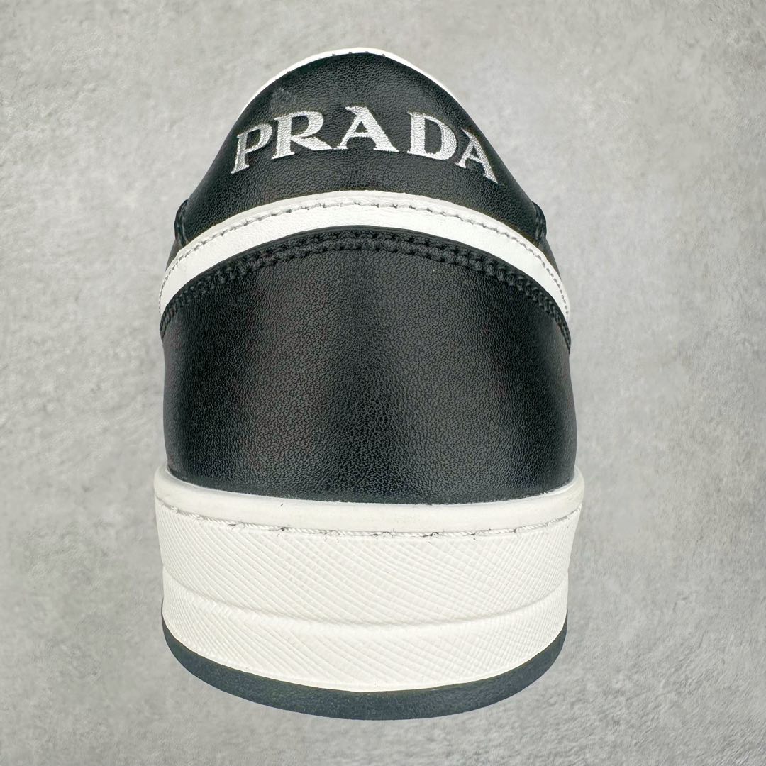 图片[8]-＃纯原 普拉达Prada Downtown Low Sneakers 闹市区系列低帮系带百搭休闲运动小白板鞋“皮革黑白熊猫三角标”男鞋广东原产#原楦数据开发版型#采用粒面头层牛皮鞋面材质#内嵌灌注式PU乳胶缓震鞋垫#外置3.5cmTPR抽真空橡胶鞋底 标志性的珐琅三角形金属徽标，意大利高奢品牌 这款皮革运动鞋多角度诠释Prada徽标：轻巧跃于鞋舌，沿轻质橡胶鞋底铺陈，化身标志性的涂珐琅金属三角形点缀鞋面一侧，无不阐释品牌格调。金属孔眼和棉质鞋带 珐琅三角形装饰鞋面 鞋舌Prada Milano印花徽标 轻质箱型鞋底，侧面配压花徽标 鞋底厚3.5厘米 可拆卸皮革包覆内底 尺码 38 39 40 41 42 43 44 45-选品中心