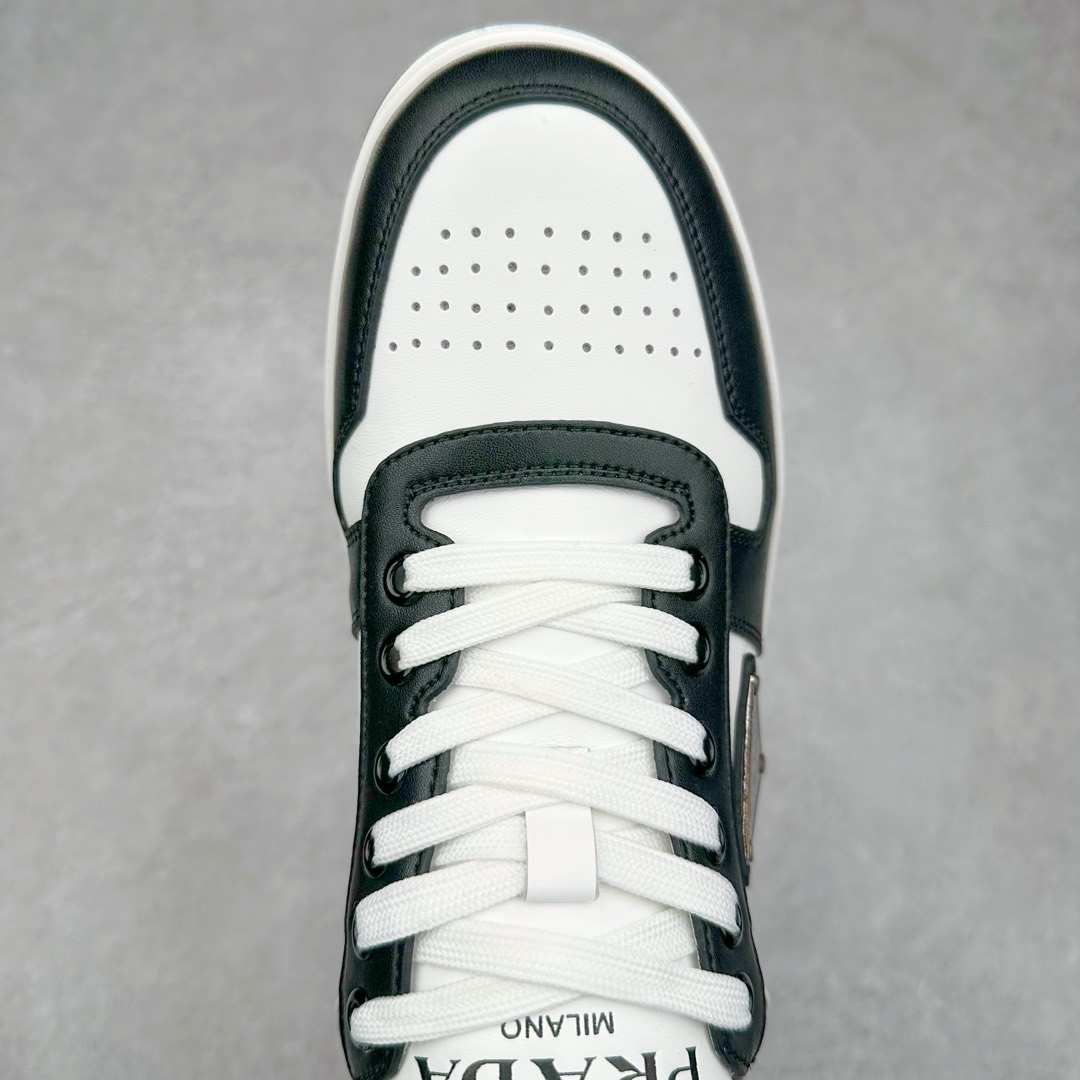 图片[4]-＃纯原 普拉达Prada Downtown Low Sneakers 闹市区系列低帮系带百搭休闲运动小白板鞋“皮革黑白熊猫三角标”男鞋广东原产#原楦数据开发版型#采用粒面头层牛皮鞋面材质#内嵌灌注式PU乳胶缓震鞋垫#外置3.5cmTPR抽真空橡胶鞋底 标志性的珐琅三角形金属徽标，意大利高奢品牌 这款皮革运动鞋多角度诠释Prada徽标：轻巧跃于鞋舌，沿轻质橡胶鞋底铺陈，化身标志性的涂珐琅金属三角形点缀鞋面一侧，无不阐释品牌格调。金属孔眼和棉质鞋带 珐琅三角形装饰鞋面 鞋舌Prada Milano印花徽标 轻质箱型鞋底，侧面配压花徽标 鞋底厚3.5厘米 可拆卸皮革包覆内底 尺码 38 39 40 41 42 43 44 45-选品中心