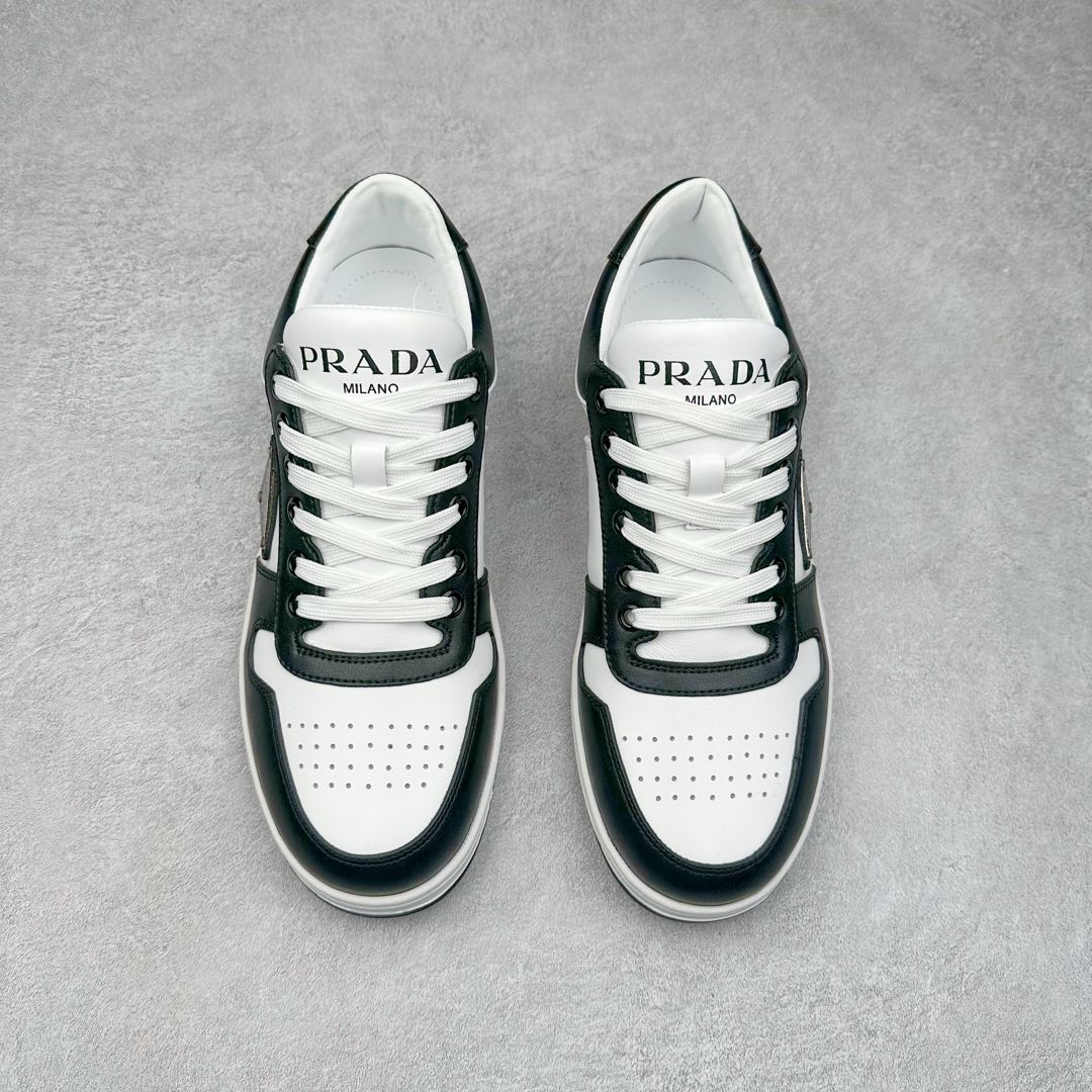 图片[2]-＃纯原 普拉达Prada Downtown Low Sneakers 闹市区系列低帮系带百搭休闲运动小白板鞋“皮革黑白熊猫三角标”男鞋广东原产#原楦数据开发版型#采用粒面头层牛皮鞋面材质#内嵌灌注式PU乳胶缓震鞋垫#外置3.5cmTPR抽真空橡胶鞋底 标志性的珐琅三角形金属徽标，意大利高奢品牌 这款皮革运动鞋多角度诠释Prada徽标：轻巧跃于鞋舌，沿轻质橡胶鞋底铺陈，化身标志性的涂珐琅金属三角形点缀鞋面一侧，无不阐释品牌格调。金属孔眼和棉质鞋带 珐琅三角形装饰鞋面 鞋舌Prada Milano印花徽标 轻质箱型鞋底，侧面配压花徽标 鞋底厚3.5厘米 可拆卸皮革包覆内底 尺码 38 39 40 41 42 43 44 45-选品中心