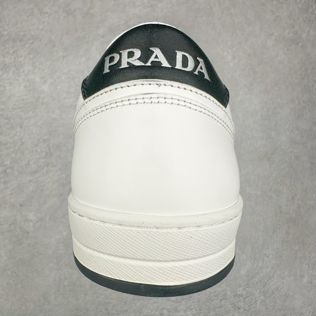 图片[8]-＃纯原 普拉达Prada Downtown Low Sneakers 闹市区系列低帮系带百搭休闲运动小白板鞋“皮革黑白熊猫三角标”男鞋广东原产#原楦数据开发版型#采用粒面头层牛皮鞋面材质#内嵌灌注式PU乳胶缓震鞋垫#外置3.5cmTPR抽真空橡胶鞋底 标志性的珐琅三角形金属徽标，意大利高奢品牌 这款皮革运动鞋多角度诠释Prada徽标：轻巧跃于鞋舌，沿轻质橡胶鞋底铺陈，化身标志性的涂珐琅金属三角形点缀鞋面一侧，无不阐释品牌格调。金属孔眼和棉质鞋带 珐琅三角形装饰鞋面 鞋舌Prada Milano印花徽标 轻质箱型鞋底，侧面配压花徽标 鞋底厚3.5厘米 可拆卸皮革包覆内底 尺码 38 39 40 41 42 43 44 45-选品中心